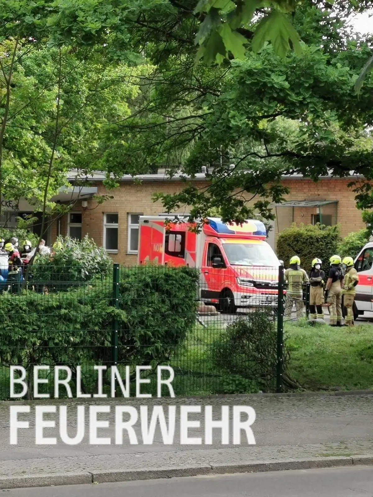 Ein Rentner ist mit seinem Auto durch den Zaun einer Kita gefahren.