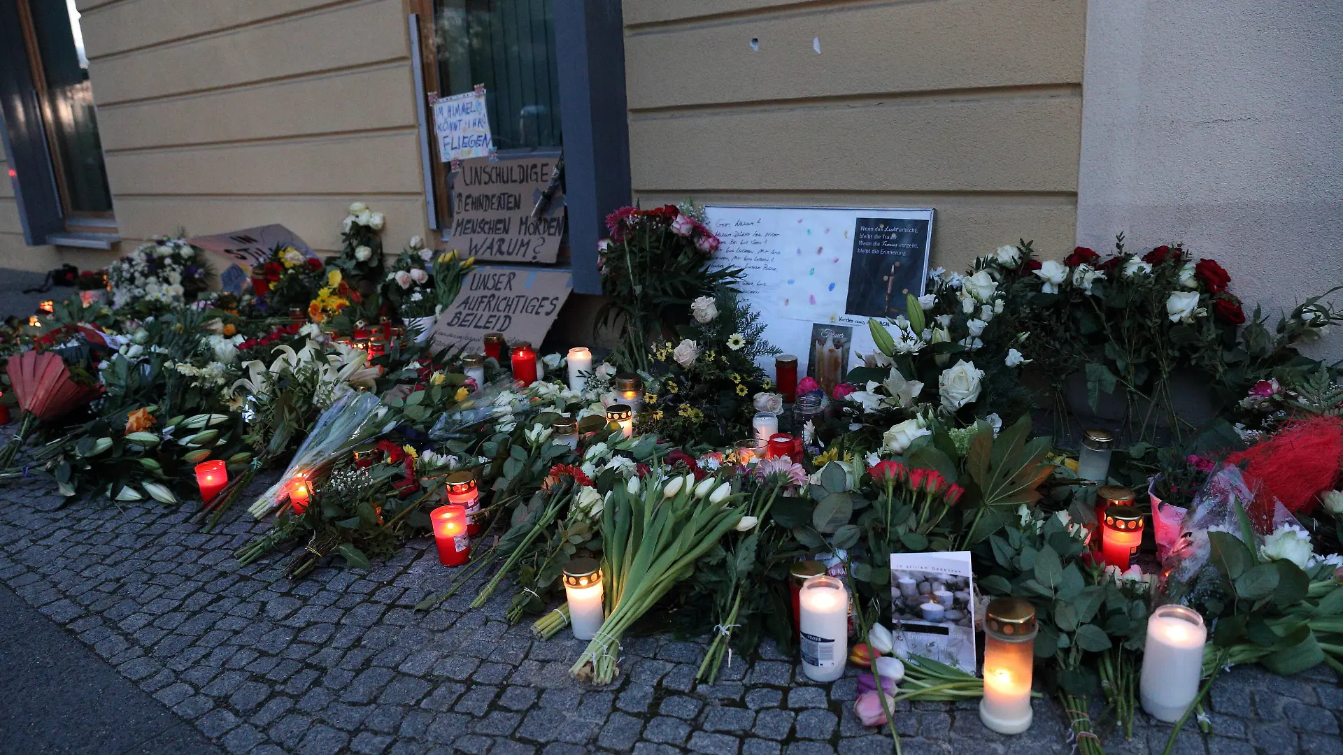 Blumen und Kerzen am Babelsberger Oberlinhaus, wo am Vorabend vier behinderte Menschen gewaltsam getötet worden, Potsdam, 29. April 2021. Gewaltverbrechen im Oberlinhaus *** Flowers and candles at Babelsberg Oberlinhaus, where four disabled people were violently killed the night before, Potsdam, 29 April 2021 Violent crime at Oberlinhaus