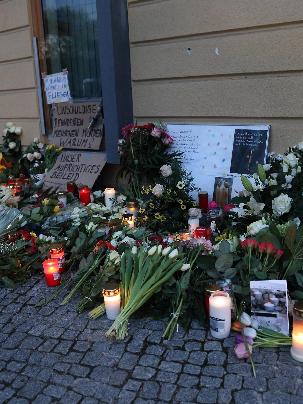  Blumen und Kerzen am Babelsberger Oberlinhaus, wo am Vorabend vier behinderte Menschen gewaltsam getötet worden, Potsdam, 29. April 2021. Gewaltverbrechen im Oberlinhaus *** Flowers and candles at Babelsberg Oberlinhaus, where four disabled people were violently killed the night before, Potsdam, 29 April 2021 Violent crime at Oberlinhaus