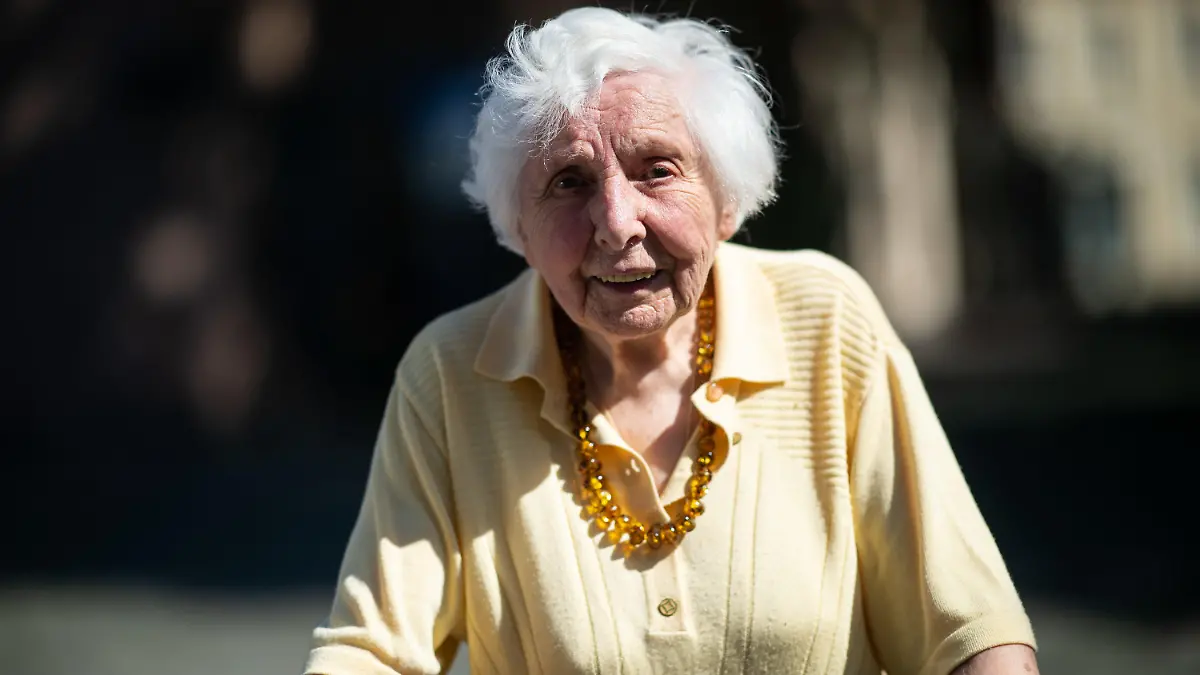 02.06.2021, Nordrhein-Westfalen, Nottuln: Marietheres Wübken steht auf eine Straße vor ihrem Wohnhaus. Mit täglichen Rollator-Runden durch das münsterländische Nottuln sammelt die 97-Jährige Spenden für Schulkinder aus armen Ländern. Schon jetzt hat sie mit ihrem Ehrgeiz und ihrem Engagement das vierfache der ursprünglich vorgesehen Summe eingesammelt. (zu dpa «Rollator-Runden für den guten Zweck: 97-Jährige macht Spendenlauf») Foto: Jonas Güttler/dpa +++ dpa-Bildfunk +++