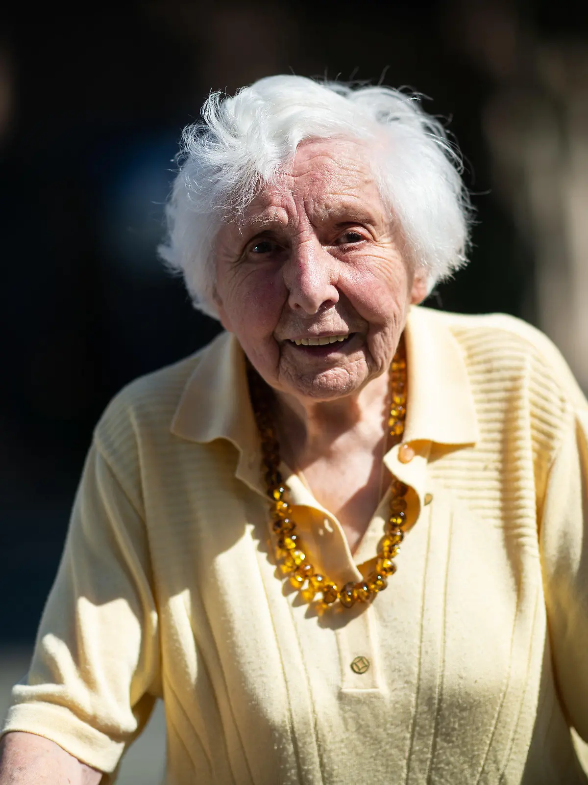 02.06.2021, Nordrhein-Westfalen, Nottuln: Marietheres Wübken steht auf eine Straße vor ihrem Wohnhaus. Mit täglichen Rollator-Runden durch das münsterländische Nottuln sammelt die 97-Jährige Spenden für Schulkinder aus armen Ländern. Schon jetzt hat sie mit ihrem Ehrgeiz und ihrem Engagement das vierfache der ursprünglich vorgesehen Summe eingesammelt. (zu dpa «Rollator-Runden für den guten Zweck: 97-Jährige macht Spendenlauf») Foto: Jonas Güttler/dpa +++ dpa-Bildfunk +++