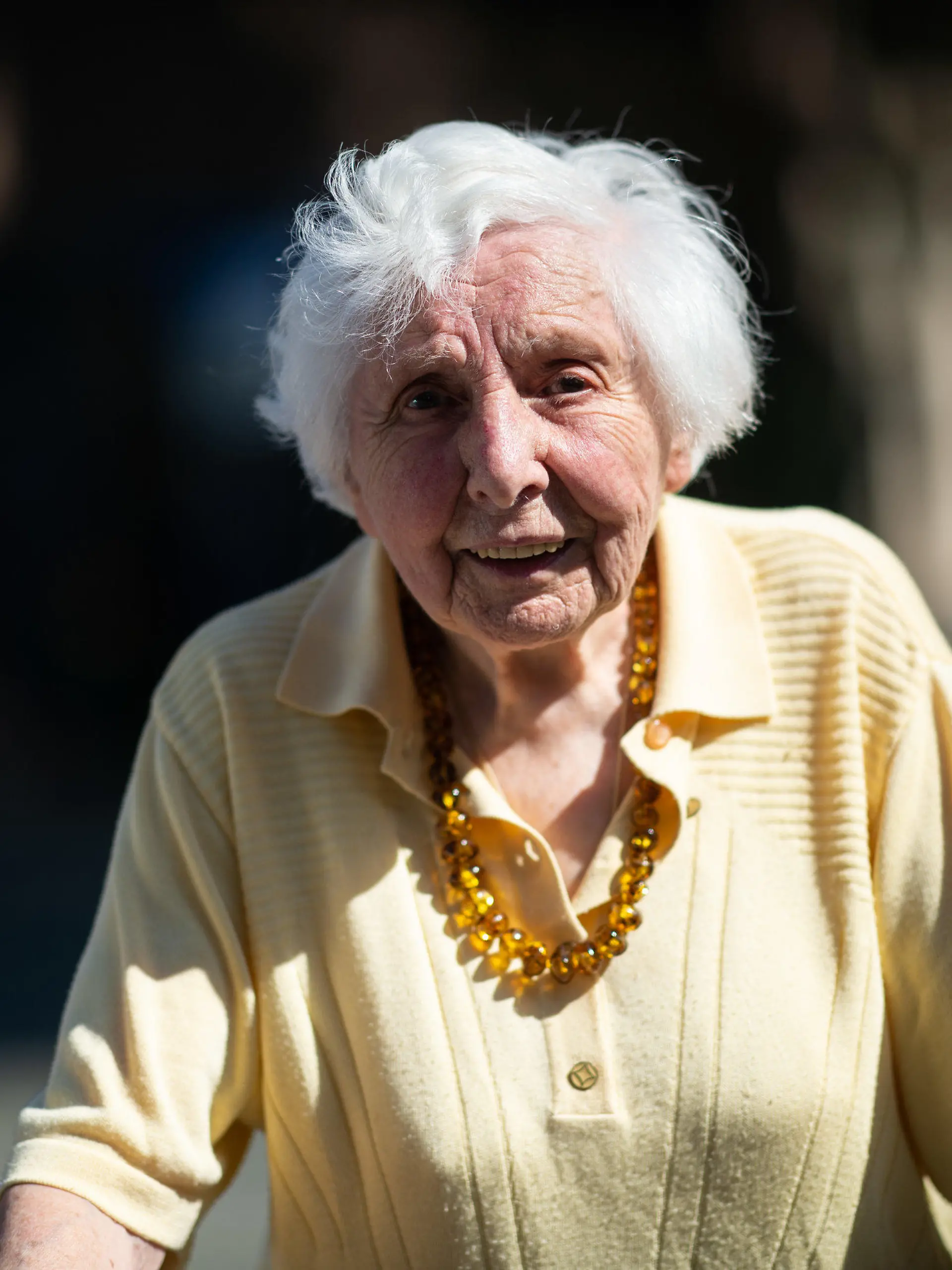 02.06.2021, Nordrhein-Westfalen, Nottuln: Marietheres Wübken steht auf eine Straße vor ihrem Wohnhaus. Mit täglichen Rollator-Runden durch das münsterländische Nottuln sammelt die 97-Jährige Spenden für Schulkinder aus armen Ländern. Schon jetzt hat sie mit ihrem Ehrgeiz und ihrem Engagement das vierfache der ursprünglich vorgesehen Summe eingesammelt. (zu dpa «Rollator-Runden für den guten Zweck: 97-Jährige macht Spendenlauf») Foto: Jonas Güttler/dpa +++ dpa-Bildfunk +++