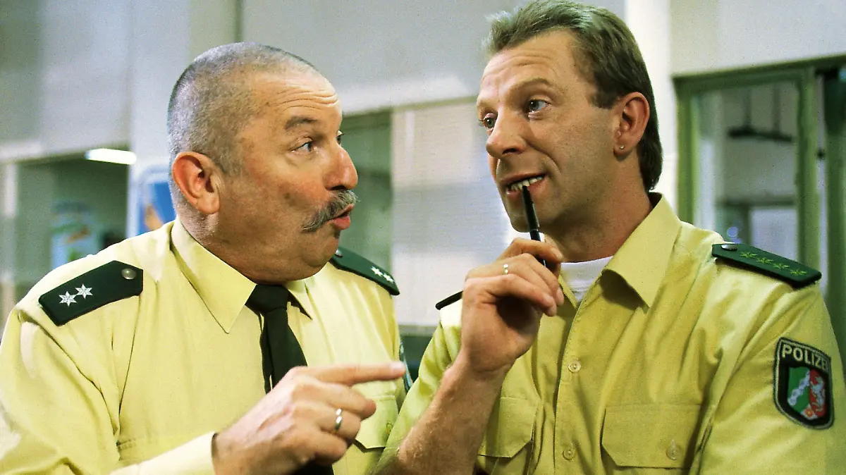 Polizeioberkommissar Hans Maybach (Hans Heinz Moser, li.) und Polizeihauptmeister Ulf Schelling im Dienstgespräch.