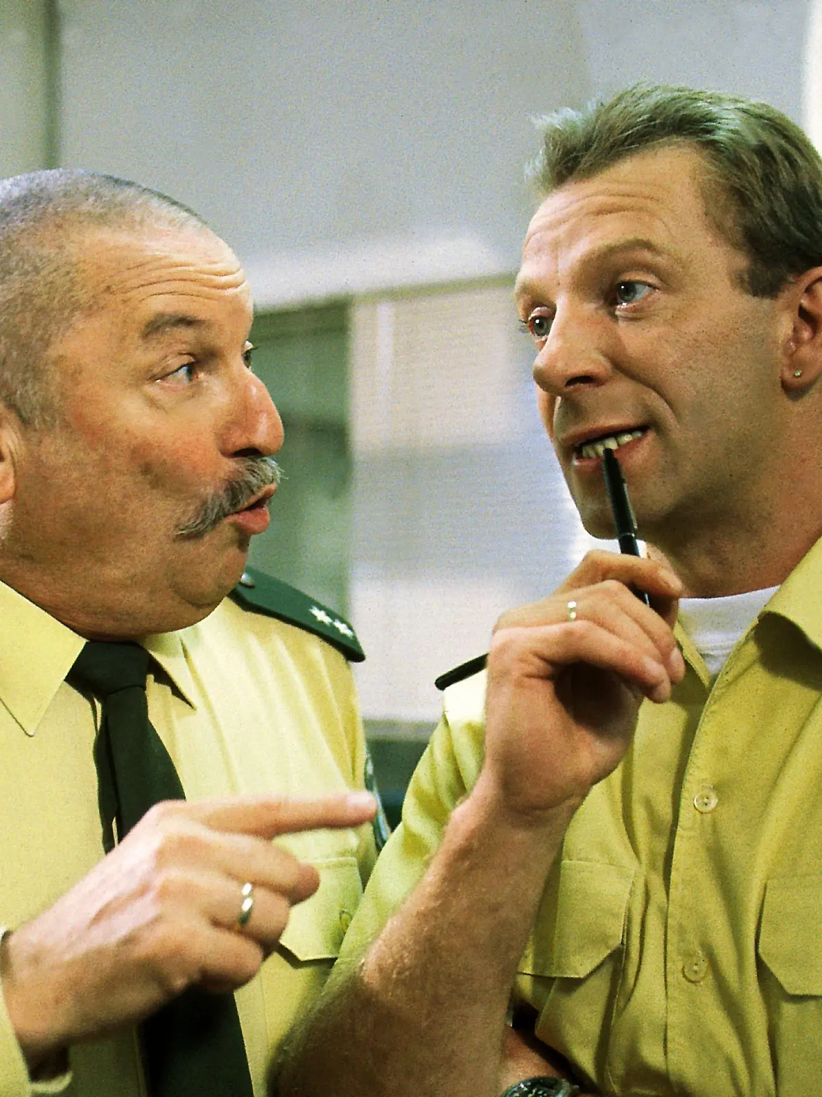 Polizeioberkommissar Hans Maybach (Hans Heinz Moser, li.) und Polizeihauptmeister Ulf Schelling im Dienstgespräch.