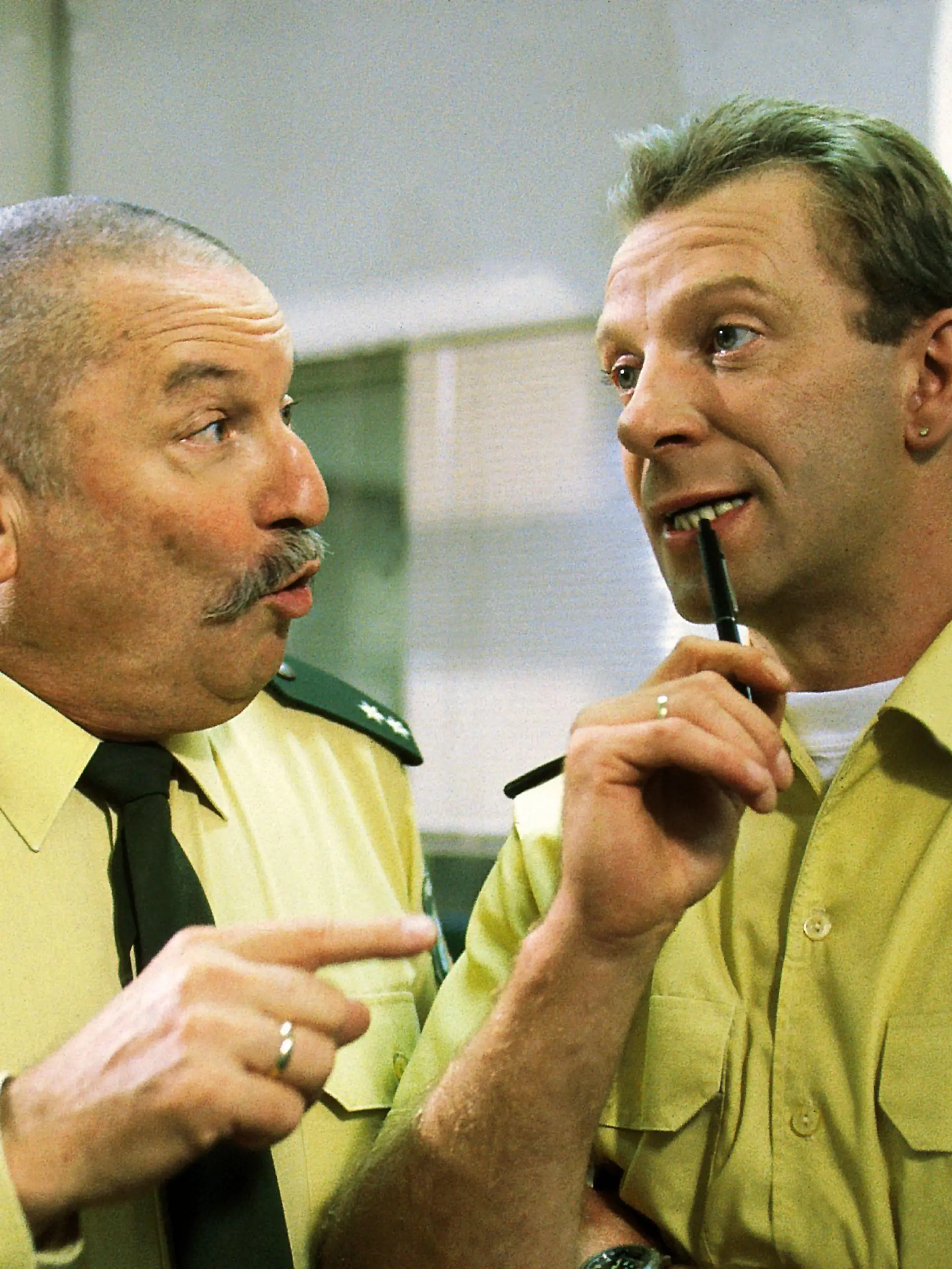 Polizeioberkommissar Hans Maybach (Hans Heinz Moser, li.) und Polizeihauptmeister Ulf Schelling im Dienstgespräch.