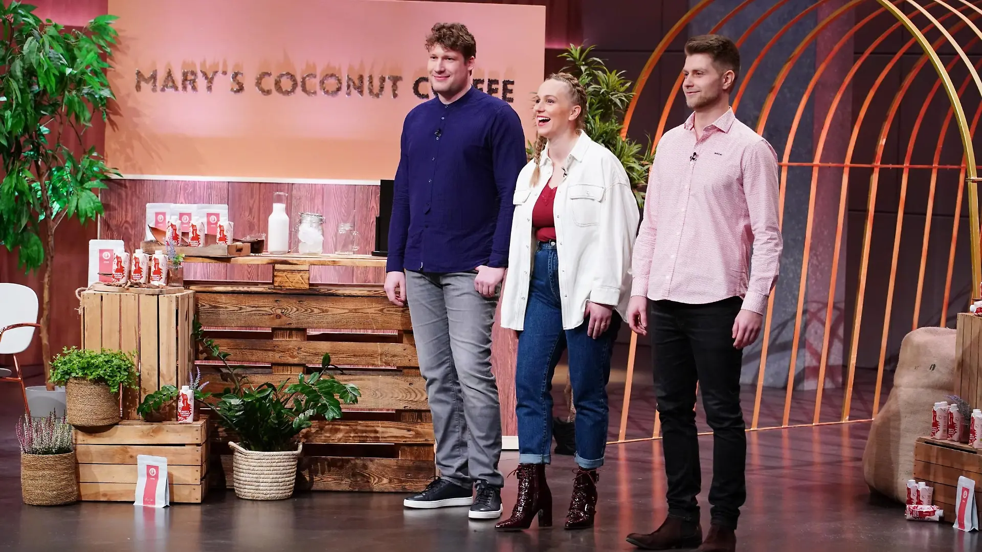 Maren "Mary" Weiß, Claus Weiß (l.) und Stefan Hrubesch aus München präsentieren mit _Mary´s Iced Coffee" einen Lifestyle Bio-Eiskaffee. Sie erhoffen sich ein Investment von 100.000 Euro für 10 Prozent der Anteile an ihrem Unternehmen. Die Verwendung des sendungsbezogenen Materials ist nur mit dem Hinweis und Verlinkung auf TVNOW gestattet.