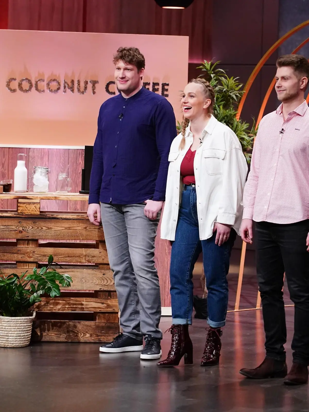 Maren "Mary" Weiß, Claus Weiß (l.) und Stefan Hrubesch aus München präsentieren mit _Mary´s Iced Coffee" einen Lifestyle Bio-Eiskaffee. Sie erhoffen sich ein Investment von 100.000 Euro für 10 Prozent der Anteile an ihrem Unternehmen.  Die Verwendung des sendungsbezogenen Materials ist nur mit dem Hinweis und Verlinkung auf TVNOW gestattet.