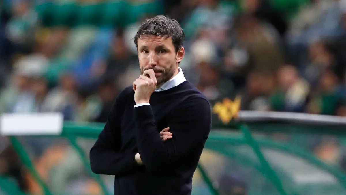 ARCHIV - 28.11.2019, Portugal, Lissabon: Fußball: Europa League, Gruppenphase, Gruppe D, 5. Spieltag, Sporting Lissabon - PSV Eindhoven. Eindhovens damaliger Trainer Mark van Bommel verfolgt das Spiel. (zu dpa: Niederländische Medien: van Bommel mit Hofland nach Wolfsburg?) Foto: Armando Franca/AP/dpa +++ dpa-Bildfunk +++