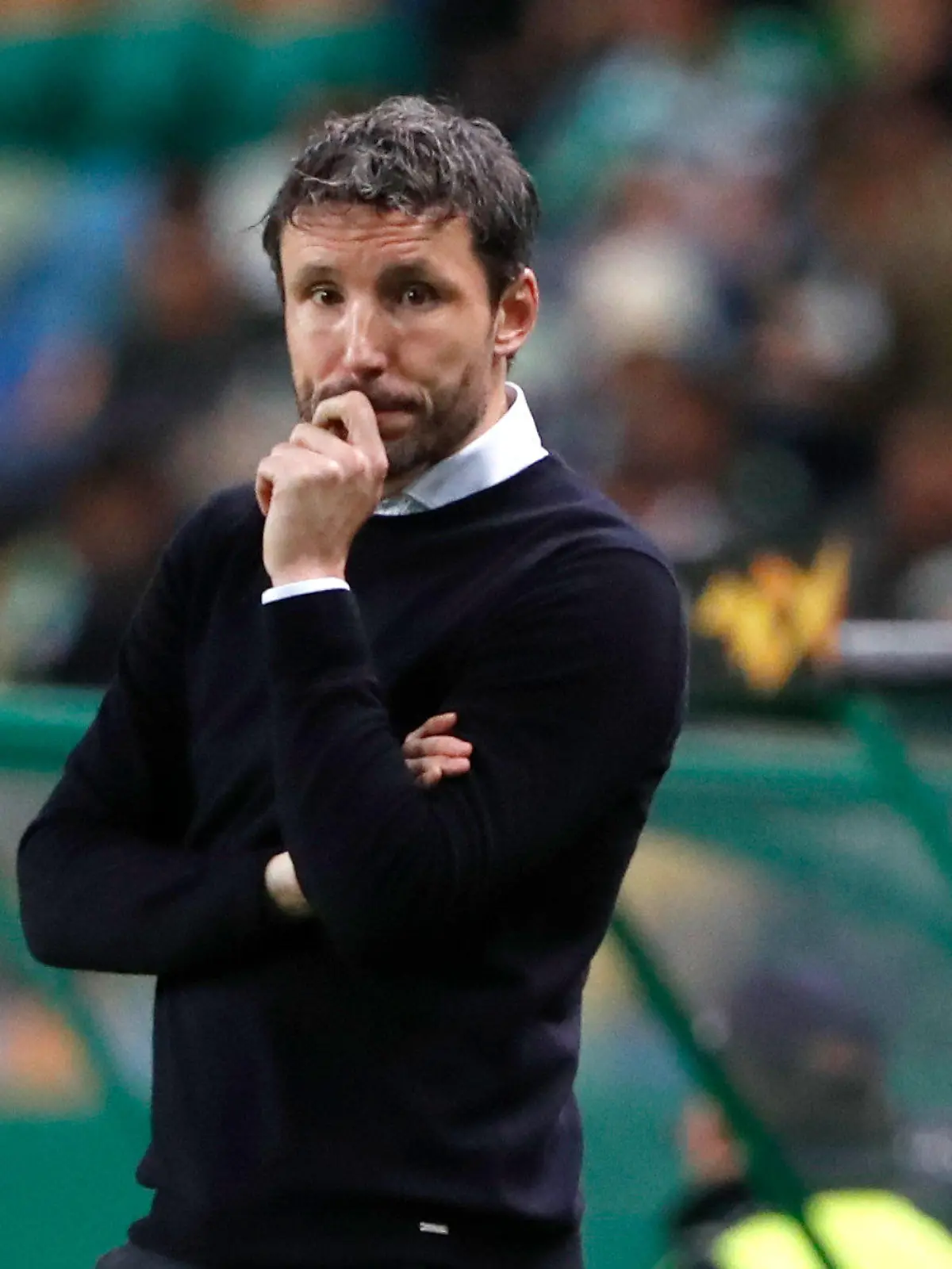 ARCHIV - 28.11.2019, Portugal, Lissabon: Fußball: Europa League, Gruppenphase, Gruppe D, 5. Spieltag, Sporting Lissabon - PSV Eindhoven. Eindhovens damaliger Trainer Mark van Bommel verfolgt das Spiel. (zu dpa: Niederländische Medien: van Bommel mit Hofland nach Wolfsburg?) Foto: Armando Franca/AP/dpa +++ dpa-Bildfunk +++