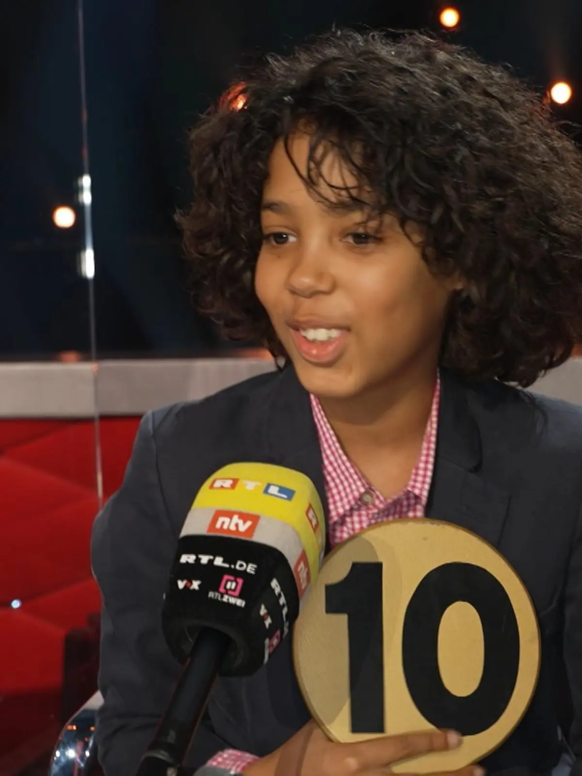 Zu den Erwachsenen ist der Juror meist sehr hart, aber für die Kinder ist er sowas wie ein Held - Maris und Spencer verraten uns, wie viele Punkte sie Llambi geben würden.