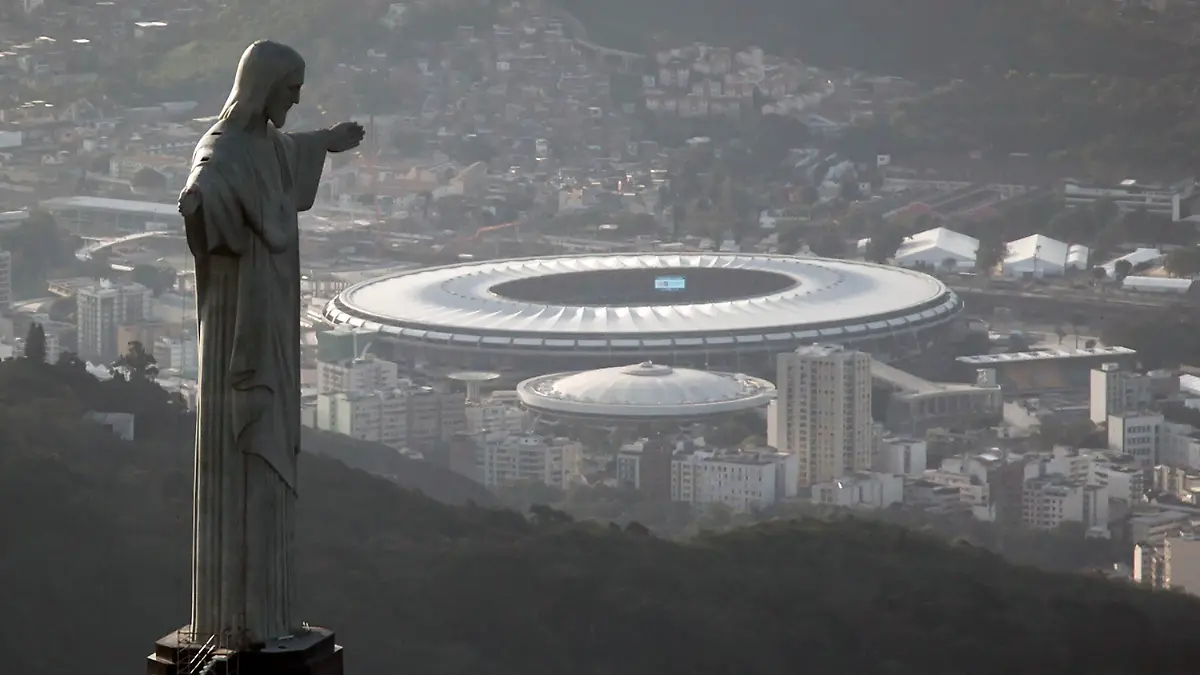 ARCHIV - 18.01.2019, Brasilien, Rio De Janeiro: Blick auf das Maracana-Stadion hinter der Christus-Erlöser-Statue. Zwei Wochen vor dem Turnierstart ist die Copa America Ende Mai 2021 nach Brasilien verlegt worden. (zu dpa «Südamerikas Kontinentalturnier Copa América nach Brasilien verlegt» vom 31.05.2021) Foto: Felipe Dana/AP/dpa +++ dpa-Bildfunk +++