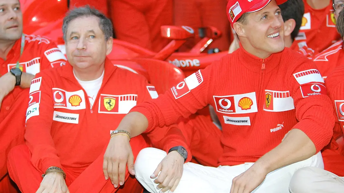 SAO PAULO, BRAZIL - OCTOBER 22:  Team principal Jean Todt (L) and Michael Schumacher of Germany and Ferrari pose for the team shot after the Brazilian Formula One Grand Prix at the Autodromo Interlagos on October 22, 2006 in Sao Paulo, Brazil.  (Photo by Vladimir Rys/Bongarts/Getty Images)


Versand Formel 1: Wird auch Jean Todt die Formel 1 verlassen?