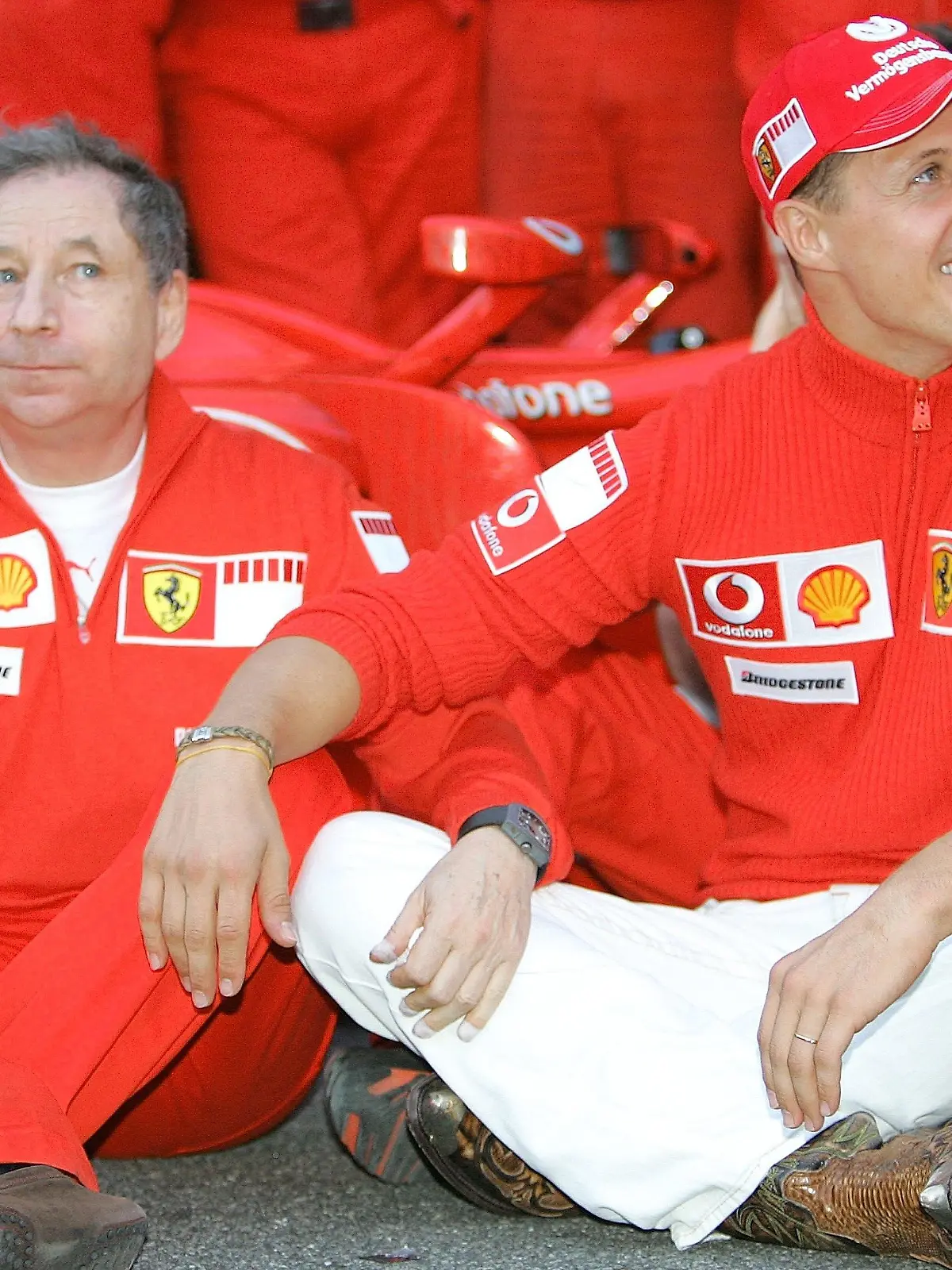 SAO PAULO, BRAZIL - OCTOBER 22:  Team principal Jean Todt (L) and Michael Schumacher of Germany and Ferrari pose for the team shot after the Brazilian Formula One Grand Prix at the Autodromo Interlagos on October 22, 2006 in Sao Paulo, Brazil.  (Photo by Vladimir Rys/Bongarts/Getty Images)


Versand Formel 1: Wird auch Jean Todt die Formel 1 verlassen?