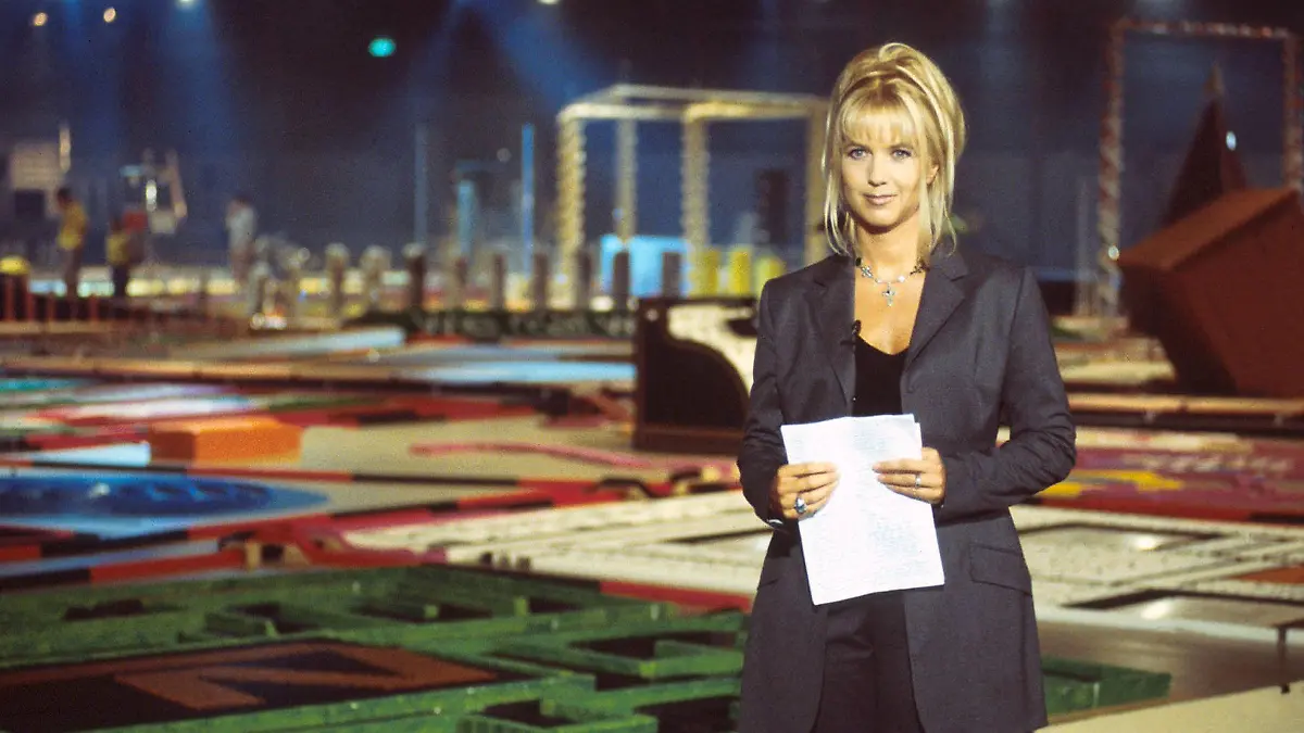 Moderatorin Linda de Mol bei dem Weltrekord der fallenden Domino-Steine. 1.605.757 Steine fielen. Das ist ein neuer Weltrekord!