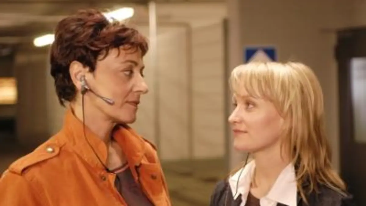 Wird Sabrina (Despina Pajanou, li.) Caro (Eva Herzig) die mißlungene Aktion im Hotel verzeihen können?