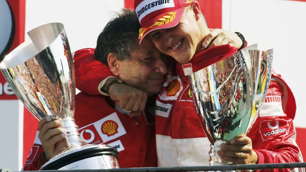 Versand: Formel 1 - Michael Schumachers KarriereMONZA, ITALY - SEPTEMBER 10:  Michael Schumacher of Germany and Ferrari celebrates with Jean Todt after winning the Italian Formula One Grand Prix at the Autodromo Nazionale Monza on September 10, 2006 in Monza, Italy.  (Photo by Bryn Lennon/Getty Images)