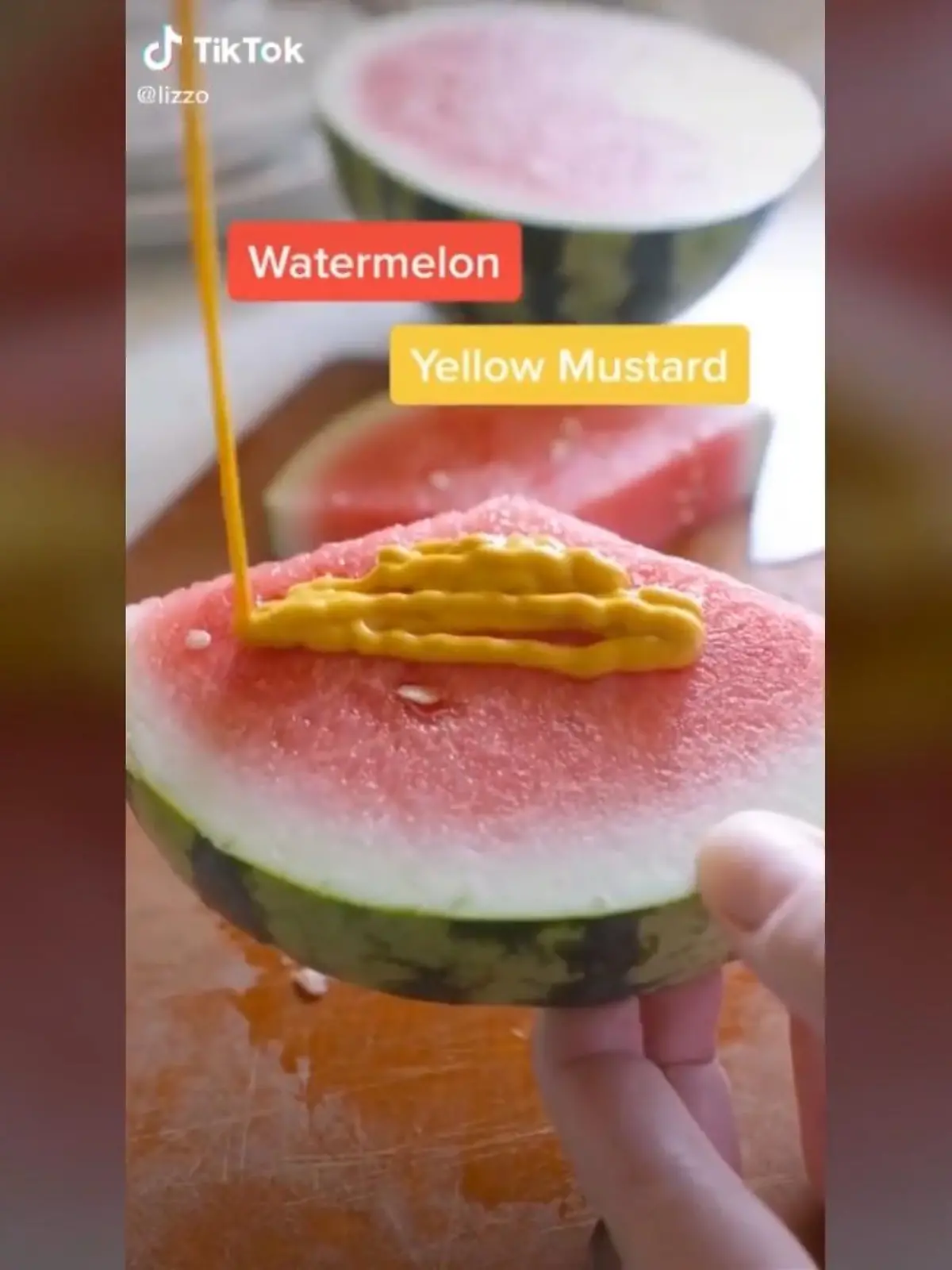 Wer sein Brot mit Marmelade und Käse belegt, erntet viele schiefe Blicke. Diesen Sommer könnte es noch verrückter werden, denn: Auf TikTok geht ein neuer Essenstrend viral. Wassermelone mit Senf – kann das schmecken?
