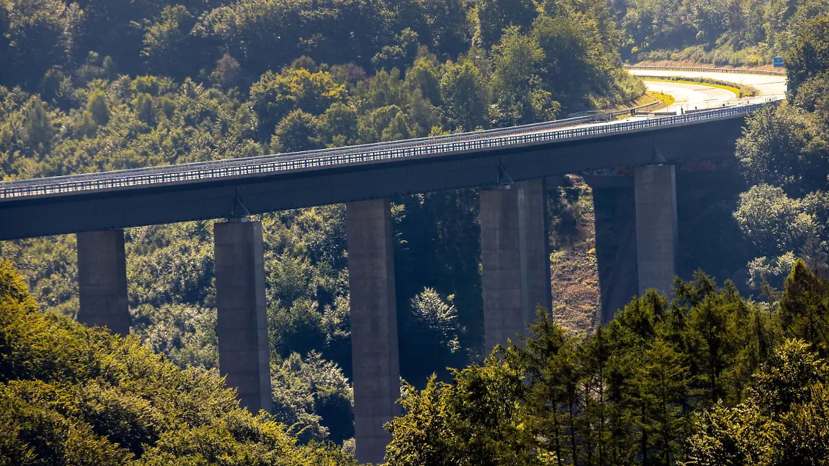 ARCHIV - 11.08.2022, Nordrhein-Westfalen, Lüdenscheid: Blick auf die gesperrte Autbahn-Talbrücke Rahmede. Sie wird am Sonntagmittag in Lüdenscheid an der A45 gesprengt. Bundesverkehrsminister Volker Wissing (FDP) und sein NRW-Amtskollge Oliver Krischer (Grüne) wollen die Aktion vor Ort verfolgen. Foto: Dieter Menne/dpa +++ dpa-Bildfunk +++