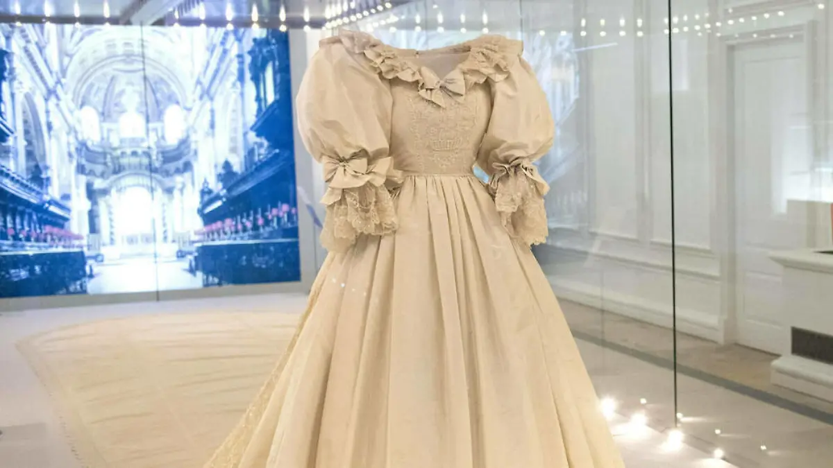 Hochzeitskleid von Prinzessin Diana im Kensington Palast ausgestellt