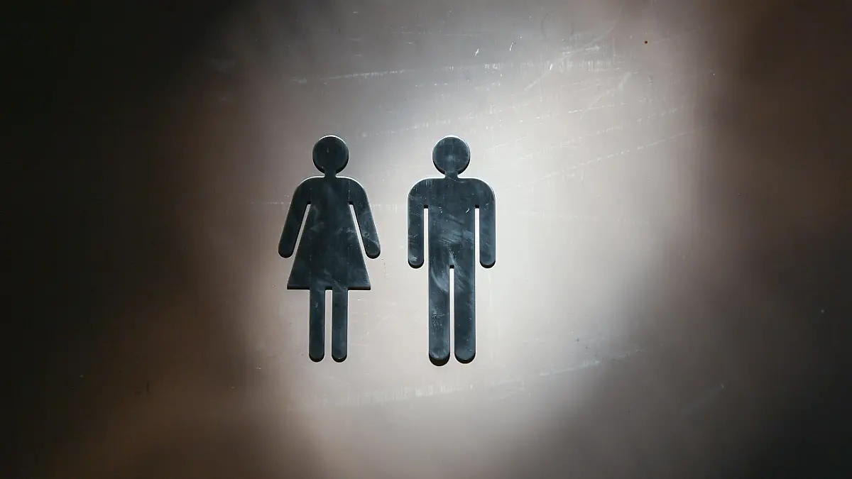 ARCHIV - 10.01.2020, Berlin: Piktogramme für eine Frau und ein Mann sind an einer Toiletten-Tür angebracht. Die Corona-Pandemie hat nach Ansicht von Sozialministerin Stefanie Drese (SPD) die weiter bestehenden Defizite bei der gleichberechtigten Teilhabe von Frauen und Männern am Berufs- und Familienleben deutlich gemacht. (zu dpa "Ausbildung, Nachbarstreits, Gleichstellung: Das ändert sich im Juni") Foto: Jens Kalaene/dpa-Zentralbild/dpa +++ dpa-Bildfunk +++