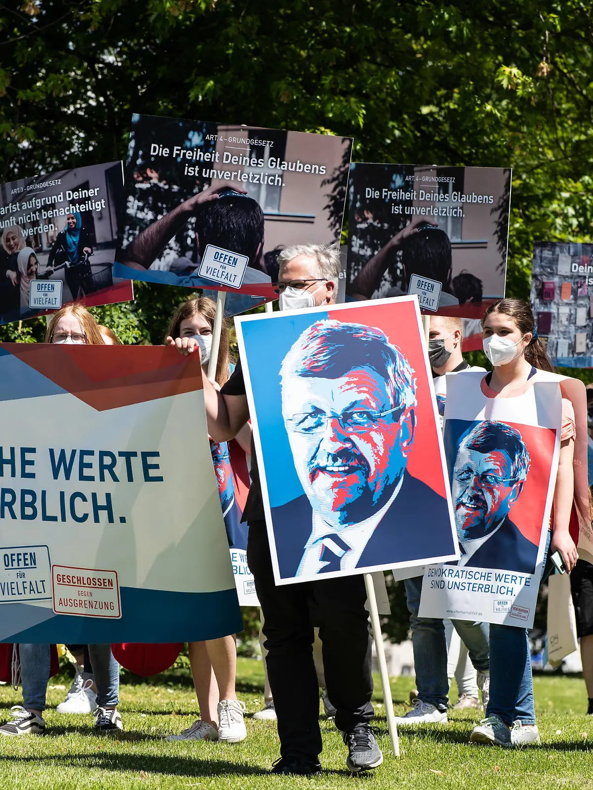 02.06.2021, Hessen, Kassel: Lehrer und Schüler der Walter-Lübcke-Schule aus Wolfhagen gehen mit Transparenten und Schildern zum Gedenken an den ermordeten Kasseler Regierungspräsidenten Walter Lübcke am Regierungspräsidium vorbei Der CDU-Politiker war in der Nacht zum 02.06 2019 auf der Terrasse seines Hauses im Kreis Kassel von einem Rechtsextremisten erschossen worden. Foto: Swen Pförtner/dpa - ACHTUNG: Nur zur redaktionellen Verwendung im Zusammenhang mit der aktuellen Berichterstattung und nur im vollen Format +++ dpa-Bildfunk +++