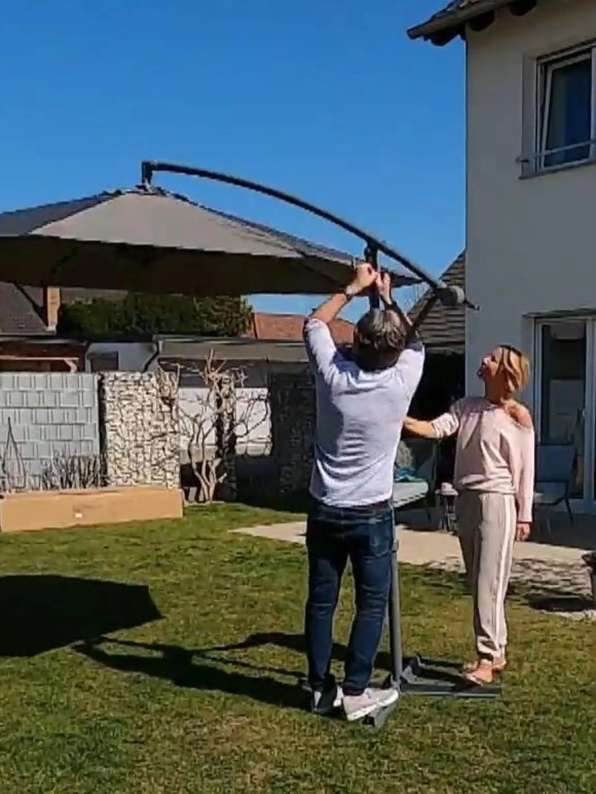 Wir testen drei Sonnenschirme zwischen 70 und 200 Euro - vom Discounter, Baumarkt und Fachhandel. Wer macht in Sachen Aufbau, Optik, Extras und Preis-Leistung das Rennen? Das überraschende Ergebnis sehen Sie im Video!