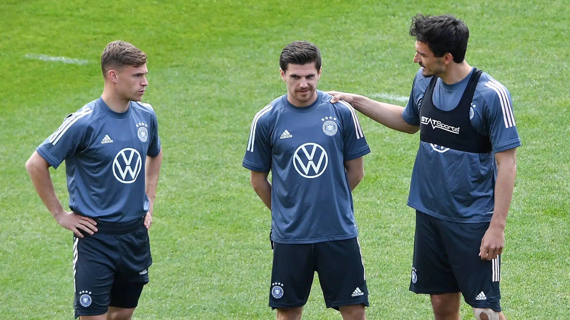 Trainingslager deutsche Fußball-Nationalmannschaft am 02.06.2021 in Seefeld Joshua Kimmich Deutschland , links - Jonas Hofmann Deutschland , mitte - Mats Hummels Deutschland , rechts *** German national football team training camp on 02 06 2021 in Seefeld Joshua Kimmich Germany , left Jonas Hofmann Germany , center Mats Hummels Germany , right xHDx