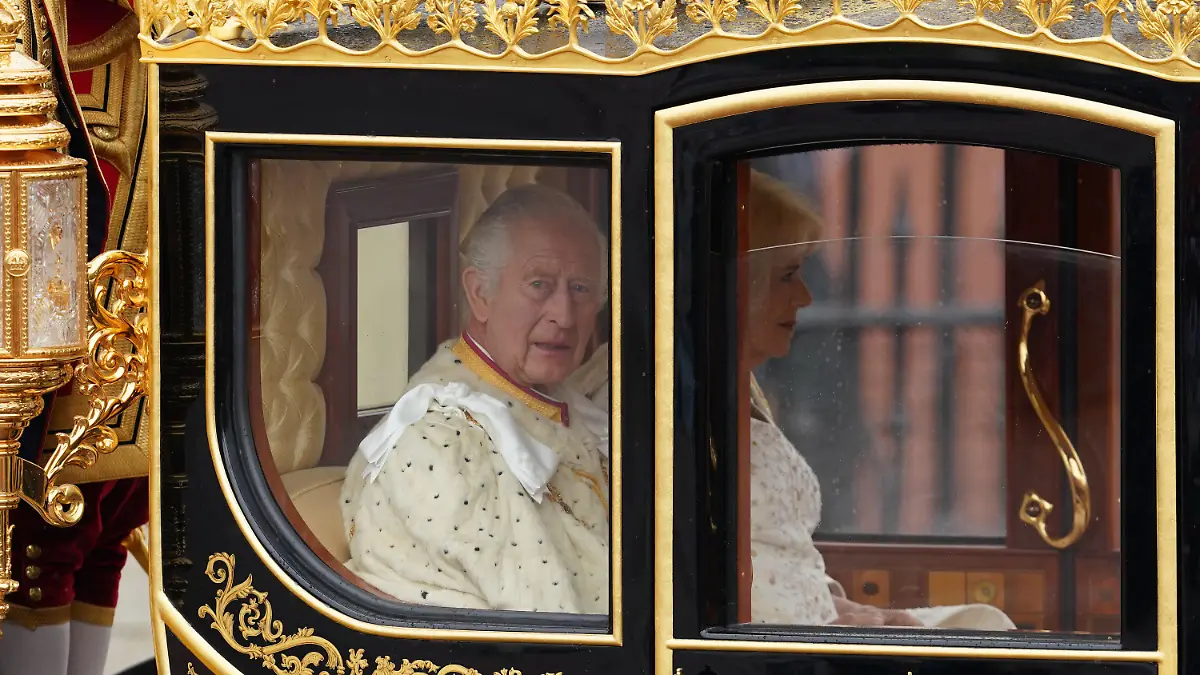 dpatopbilder - 06.05.2023, Großbritannien, London: Großbritanniens König Charles III. und Königsgemahlin Camilla sitzen auf dem Weg zur Krönungszeremonie in der Staatskutsche zum Diamantenen Jubiläum («Diamond Jubilee State Coach»). Zur Krönung von König Charles III. werden zahlreiche Gäste in London erwartet. Foto: Owen Humphreys/PA Wire/dpa +++ dpa-Bildfunk +++