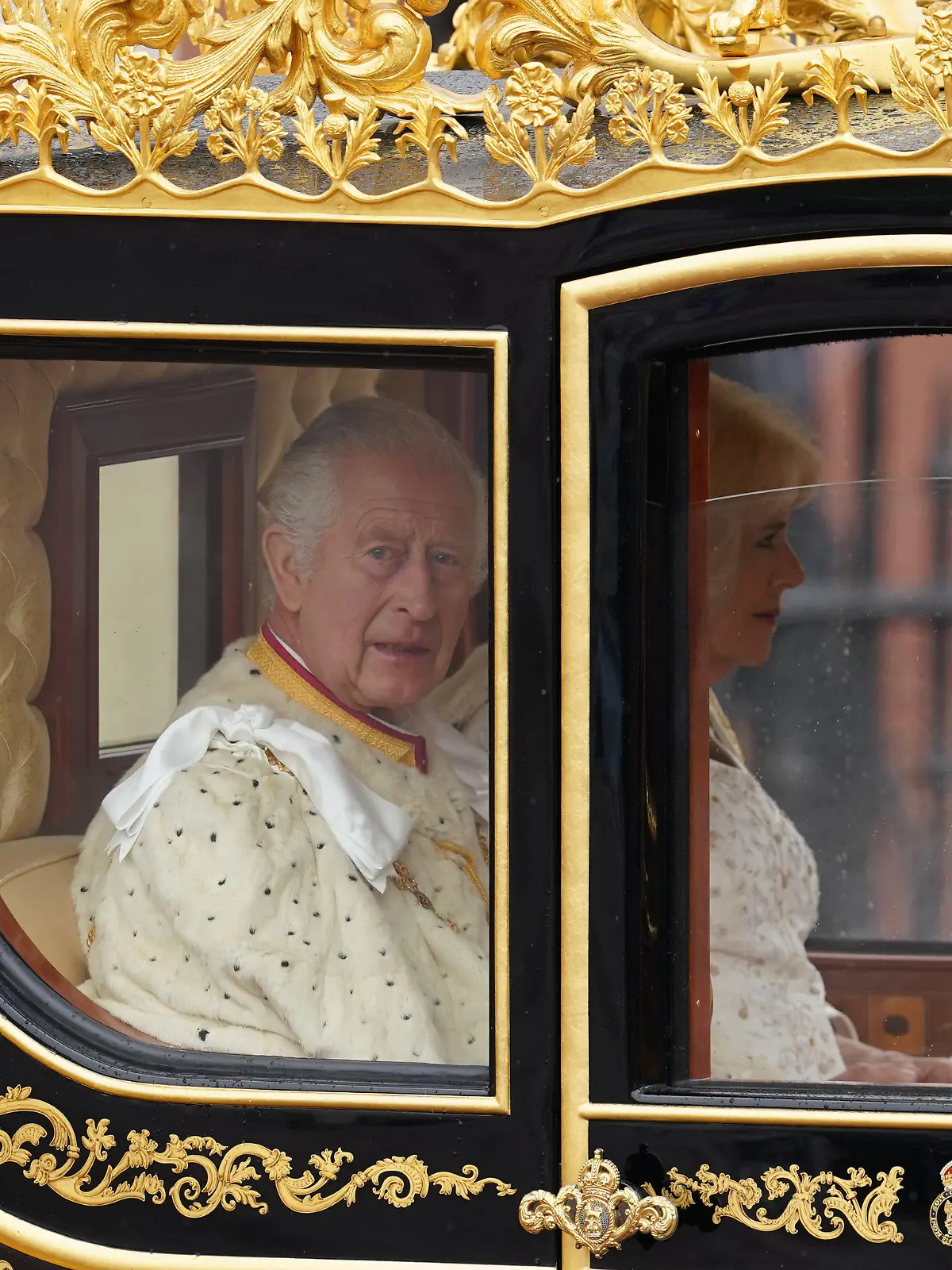 dpatopbilder - 06.05.2023, Großbritannien, London: Großbritanniens König Charles III. und Königsgemahlin Camilla sitzen auf dem Weg zur Krönungszeremonie in der Staatskutsche zum Diamantenen Jubiläum («Diamond Jubilee State Coach»). Zur Krönung von König Charles III. werden zahlreiche Gäste in London erwartet. Foto: Owen Humphreys/PA Wire/dpa +++ dpa-Bildfunk +++