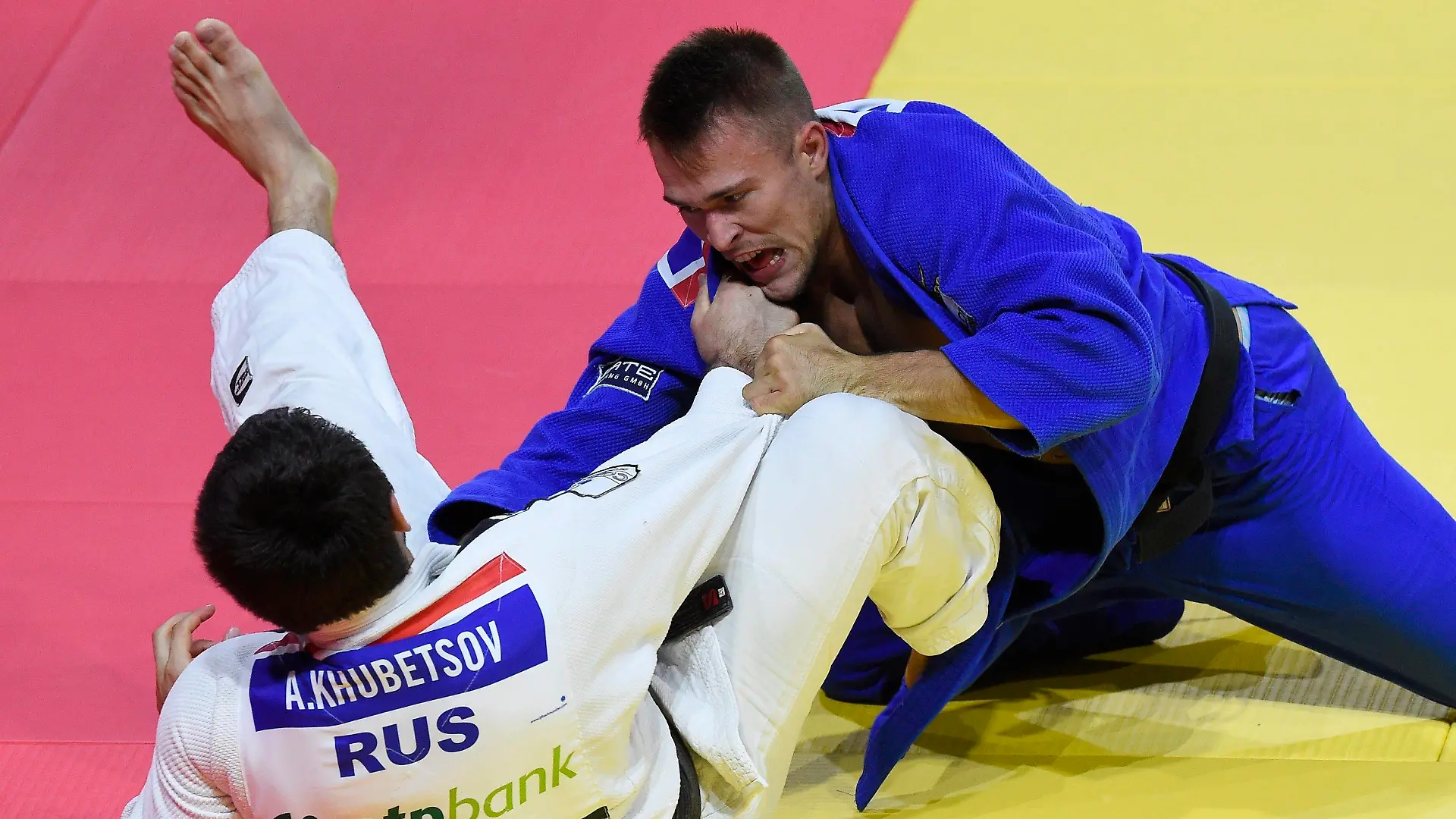 ARCHIV - 30.08.2017, Ungarn, Budapest: Judo, Weltmeisterschaft, 81 kg, Herren am 31.08.2017 in Budapest (Ungarn). Alexander Wieczerzak (blauer Kimono) aus Deutschland gegen Alan Khubetsov aus Russland. (zu dpa: «Judo-Weltverband verweigert acht Russen WM-Teilnahme») Foto: Tamas Kovacs/dpa +++ dpa-Bildfunk +++