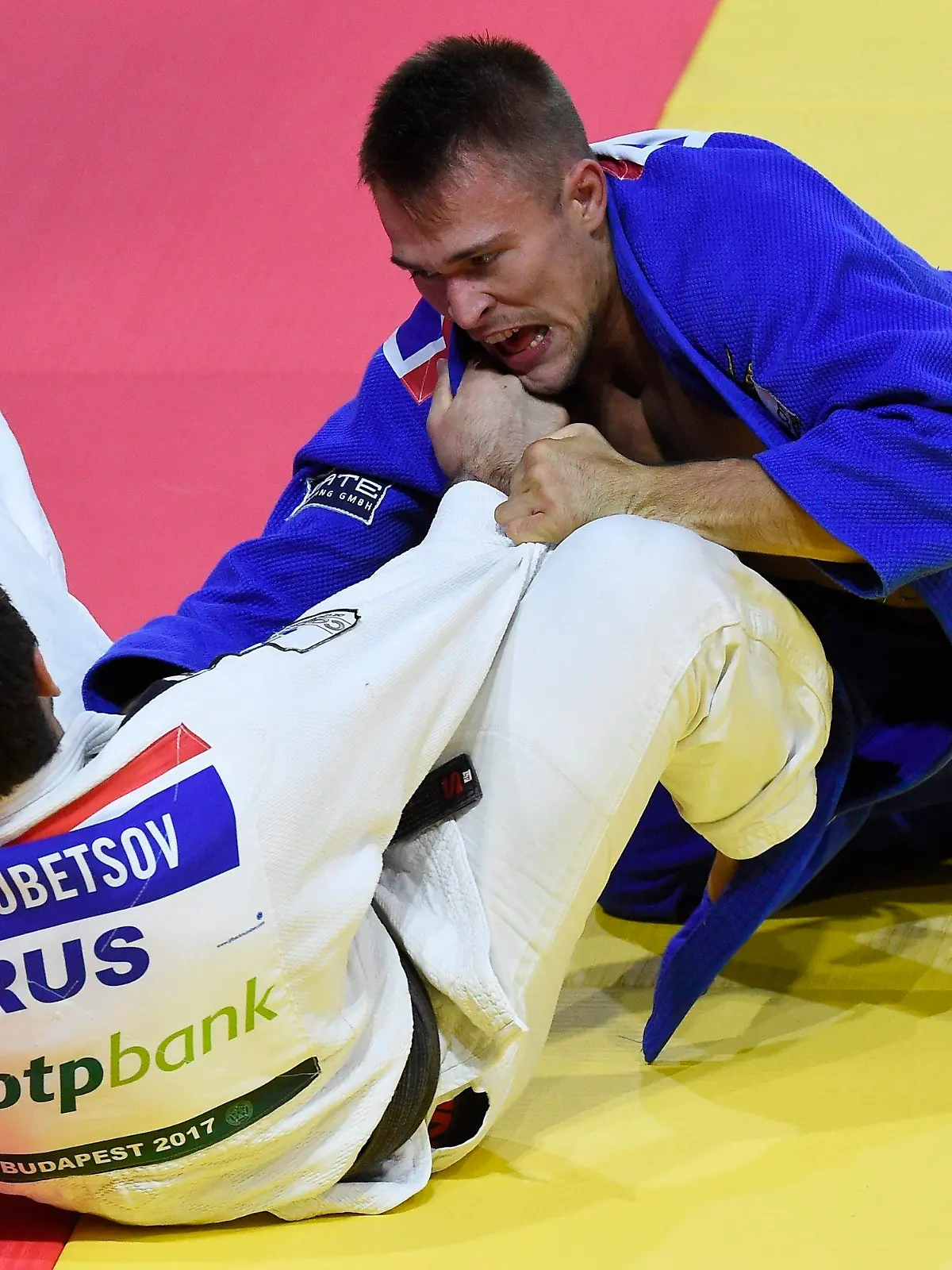 ARCHIV - 30.08.2017, Ungarn, Budapest: Judo, Weltmeisterschaft, 81 kg, Herren am 31.08.2017 in Budapest (Ungarn).  Alexander Wieczerzak (blauer Kimono) aus Deutschland gegen Alan Khubetsov aus Russland. (zu dpa: «Judo-Weltverband verweigert acht Russen WM-Teilnahme») Foto: Tamas Kovacs/dpa +++ dpa-Bildfunk +++