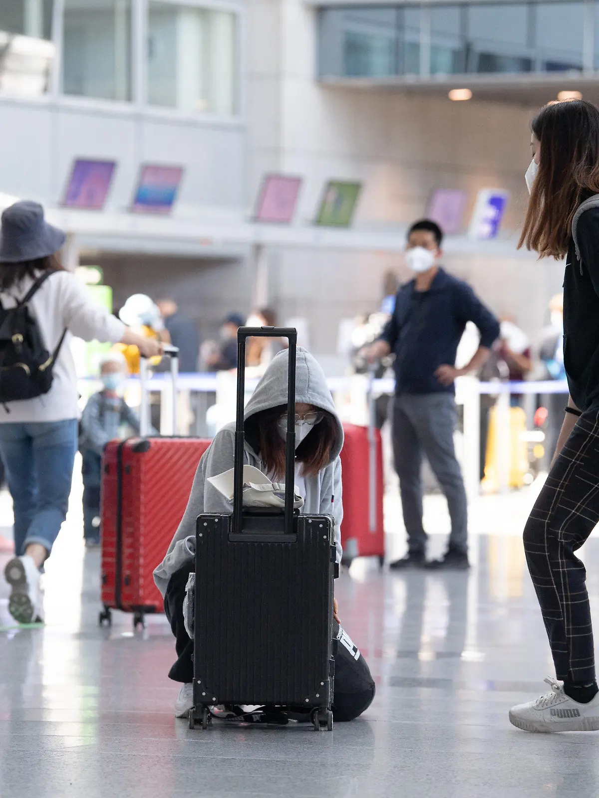 01.06.2021, Hessen, Frankfurt/Main: Passagiere laufen durch das wieder geöffnete Terminal 2 des Flughafens in Frankfurt. Das Terminal war infolge der weltweiten Corona-Pandemie und des daraus resultierenden Rückgangs der Flugverbindungen ein Jahr lang geschlossen worden. Foto: Boris Roessler/dpa +++ dpa-Bildfunk +++