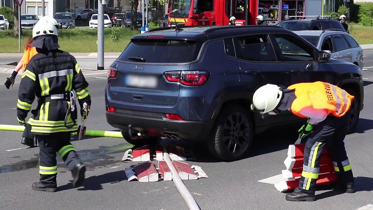 Feuer in Heusenstamm: Ein Autofahrer geriet mit seinen Reifen auf die Verbindungsmanschette der Schläuche.