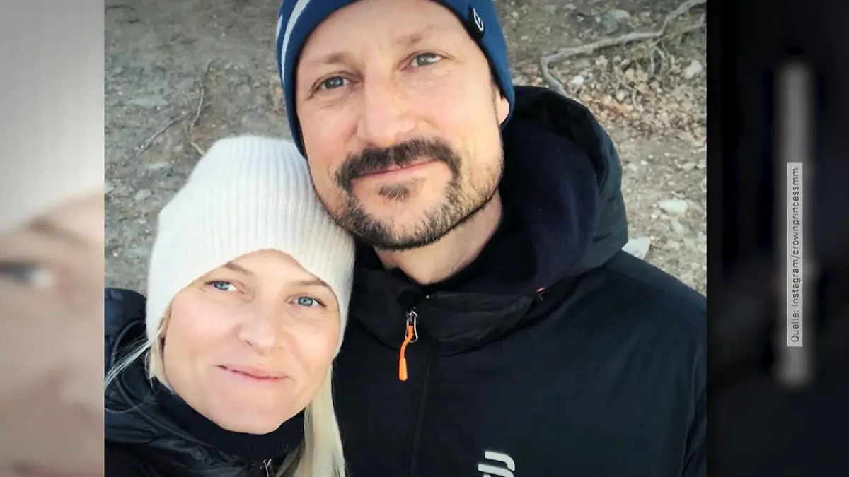 Kronprinzessin von Norwegen Mette Marit auf Kajak-Tour Mit Haakon im Wasser