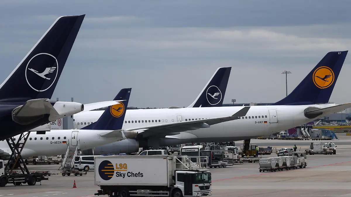 FILE PHOTO: Planes of German air carrier Lufthansa are photographed at the day of the airline's annual general meeting at the airport in Frankfurt, Germany, May 4, 2021. REUTERS/Kai Pfaffenbach/File Photo