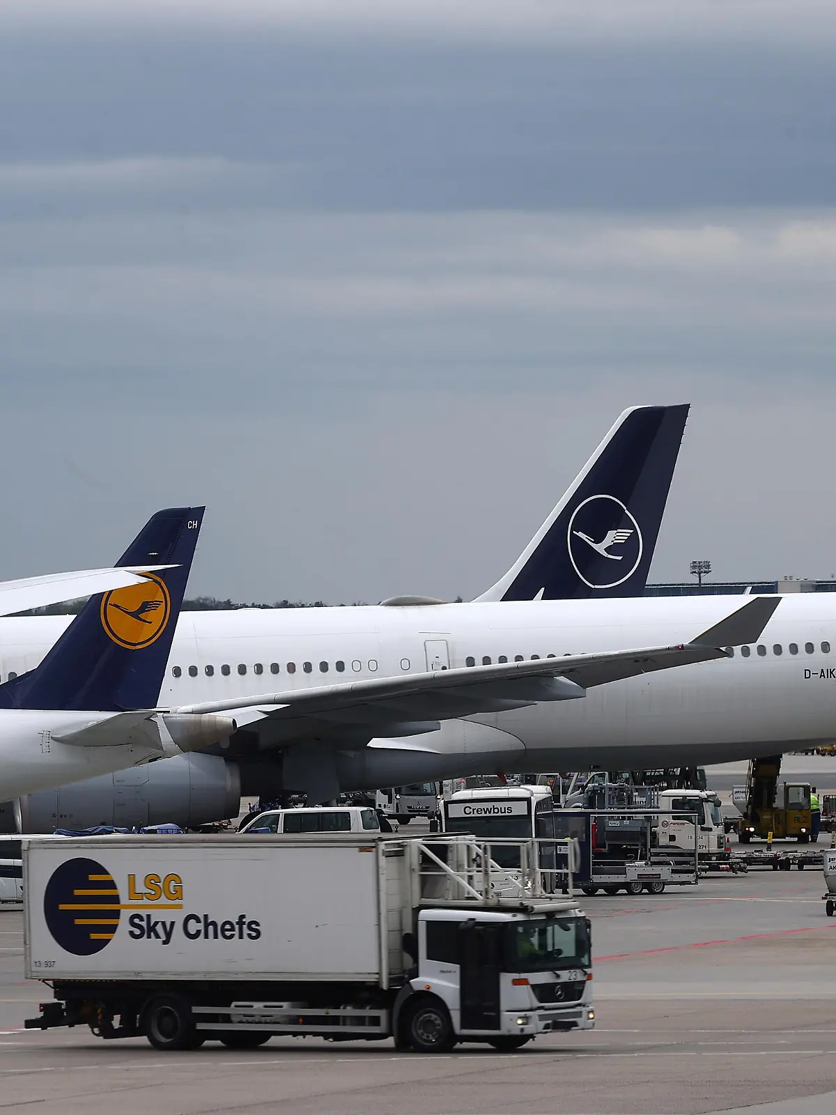 FILE PHOTO: Planes of German air carrier Lufthansa are photographed at the day of the airline's annual general meeting at the airport in Frankfurt, Germany, May 4, 2021.  REUTERS/Kai Pfaffenbach/File Photo