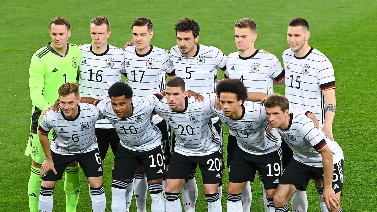02.06.2021, Österreich, Innsbruck: Fußball: Länderspiele, Deutschland - Dänemark im Tivoli Stadion. Die Spieler von Deutschland stehen vor dem Spiel zusammen. Foto: Federico Gambarini/dpa +++ dpa-Bildfunk +++