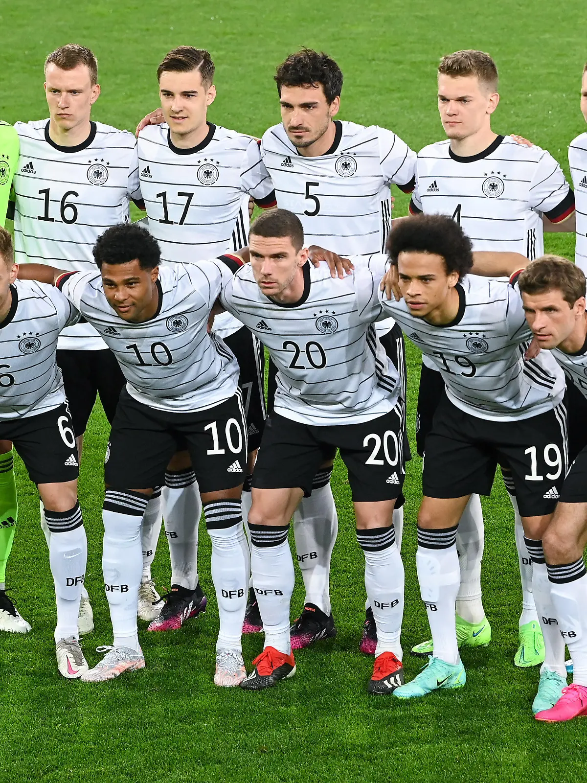 02.06.2021, Österreich, Innsbruck: Fußball: Länderspiele, Deutschland - Dänemark im Tivoli Stadion. Die Spieler von Deutschland stehen vor dem Spiel zusammen. Foto: Federico Gambarini/dpa +++ dpa-Bildfunk +++
