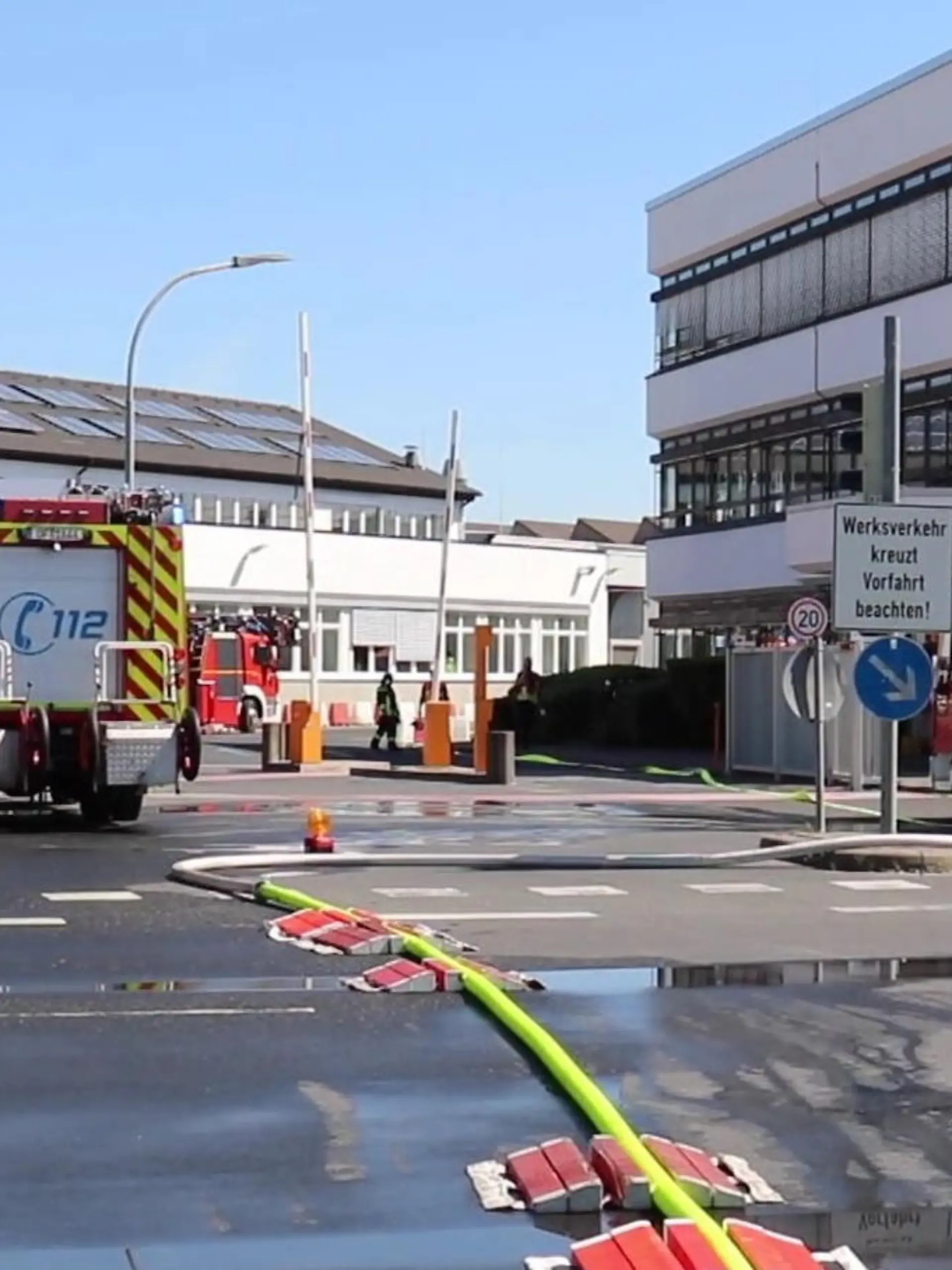 Bei einem Brand in Heusenstamm in Hessen haben ungeduldige Autofahrer die Löscharbeitern der Feuerwehr behindert. Die wollte in einer Gewerbehalle gerade eine brennende Filteranlage löschen.