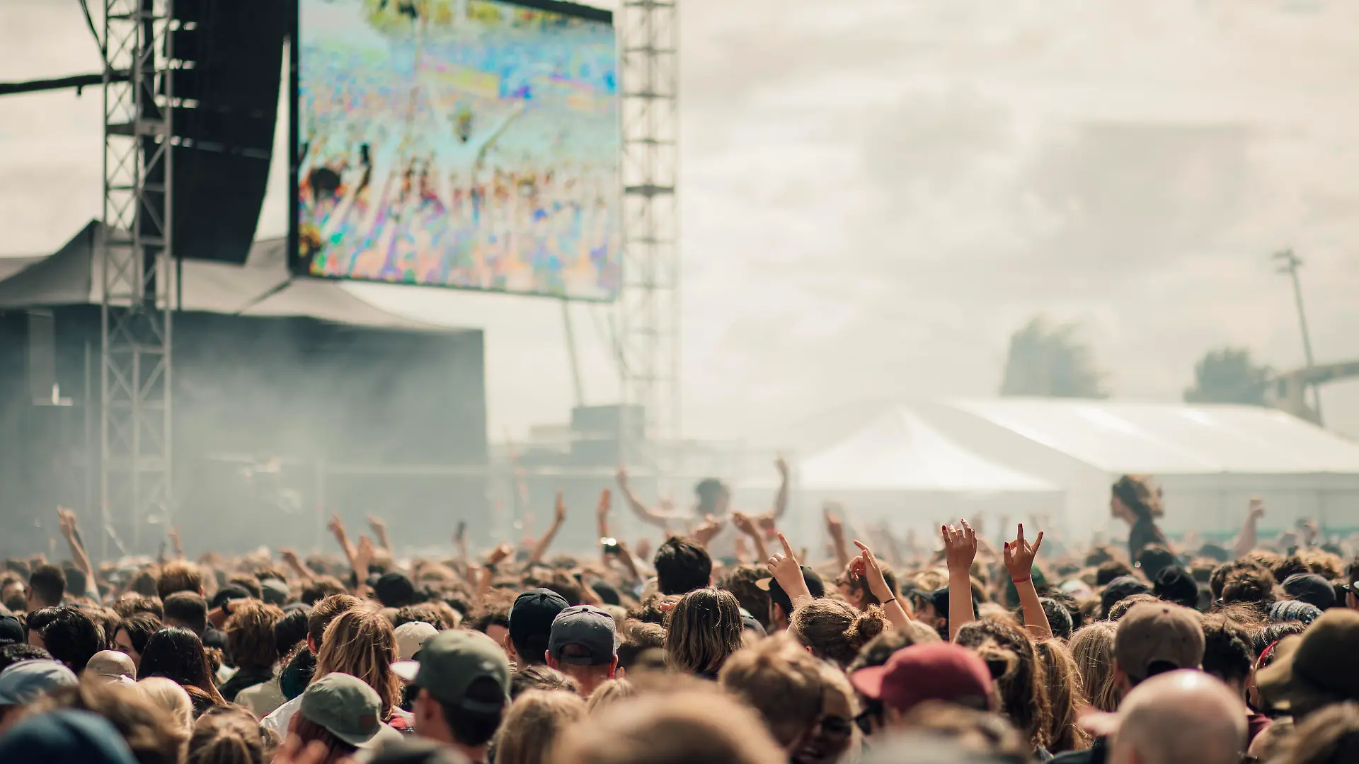 Eine große Menge steht vor einer Festival-Bühne.