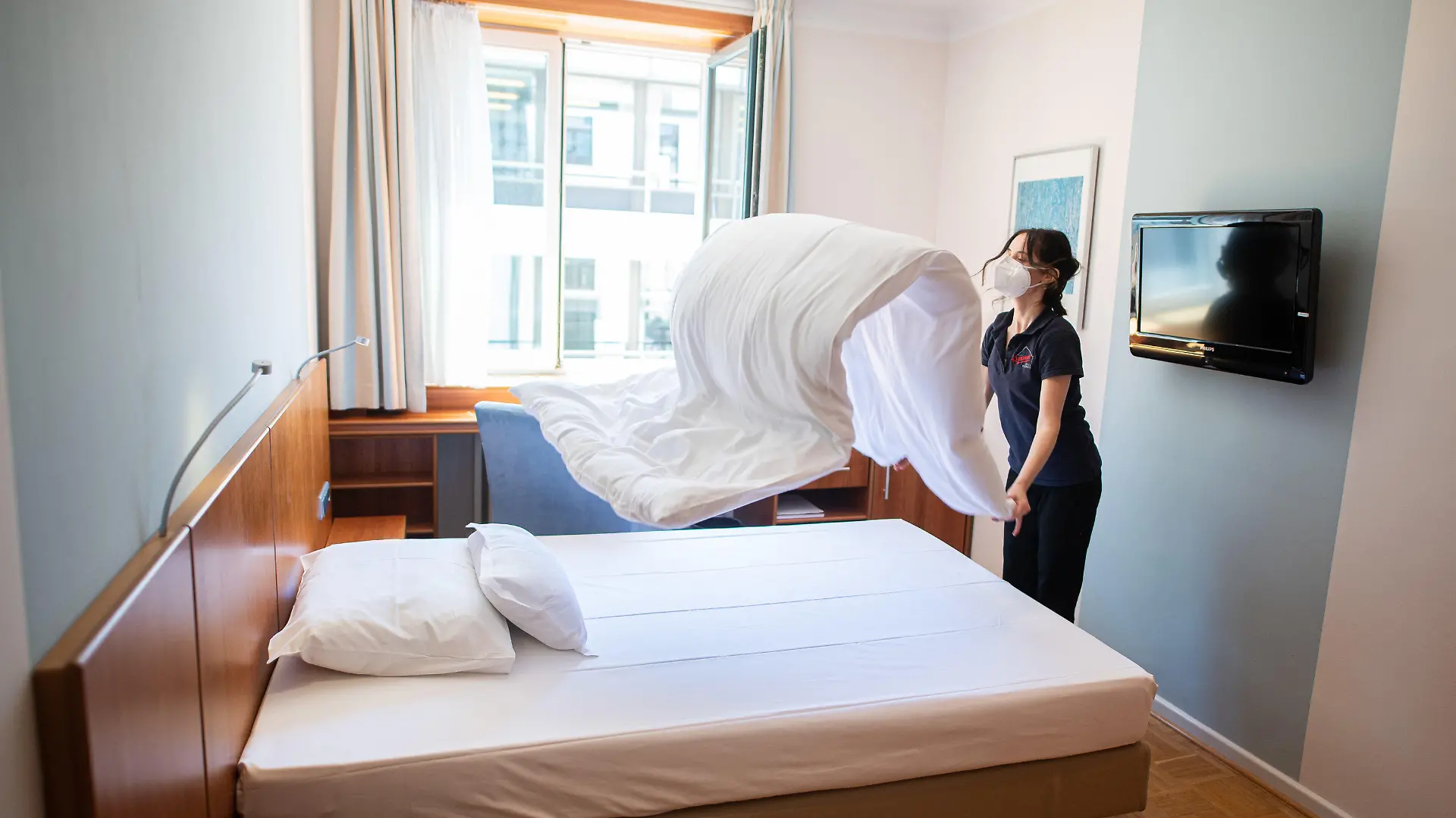 31.05.2021, Hamburg: Eine Frau macht in einem Hotelzimmer das Bett. Ab dem 01.06.2021 dürfen Hotels in Hamburg auch wieder touristische Gäste empfangen, vorerst allerdings nur mit 60 Prozent ihrer Kapazität. Foto: Daniel Reinhardt/dpa +++ dpa-Bildfunk +++