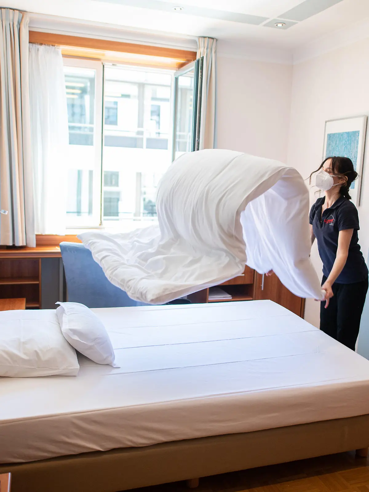 31.05.2021, Hamburg: Eine Frau macht in einem Hotelzimmer das Bett. Ab dem 01.06.2021 dürfen Hotels in Hamburg auch wieder touristische Gäste empfangen, vorerst allerdings nur mit 60 Prozent ihrer Kapazität. Foto: Daniel Reinhardt/dpa +++ dpa-Bildfunk +++