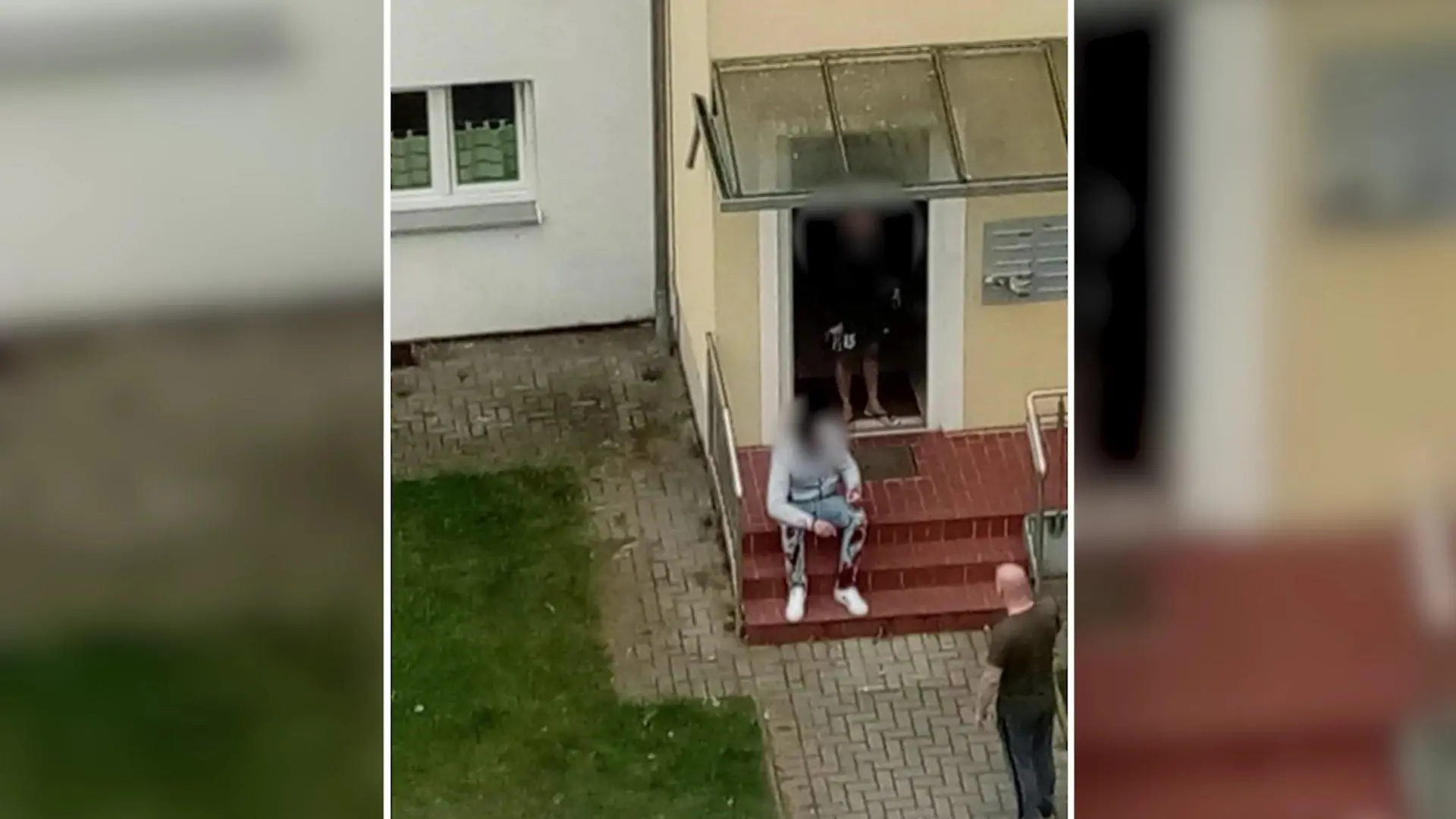 Der mutmaßliche Täter sitzt mit blutiger Hose unmittelbar nach der Tat vor dem Haus.