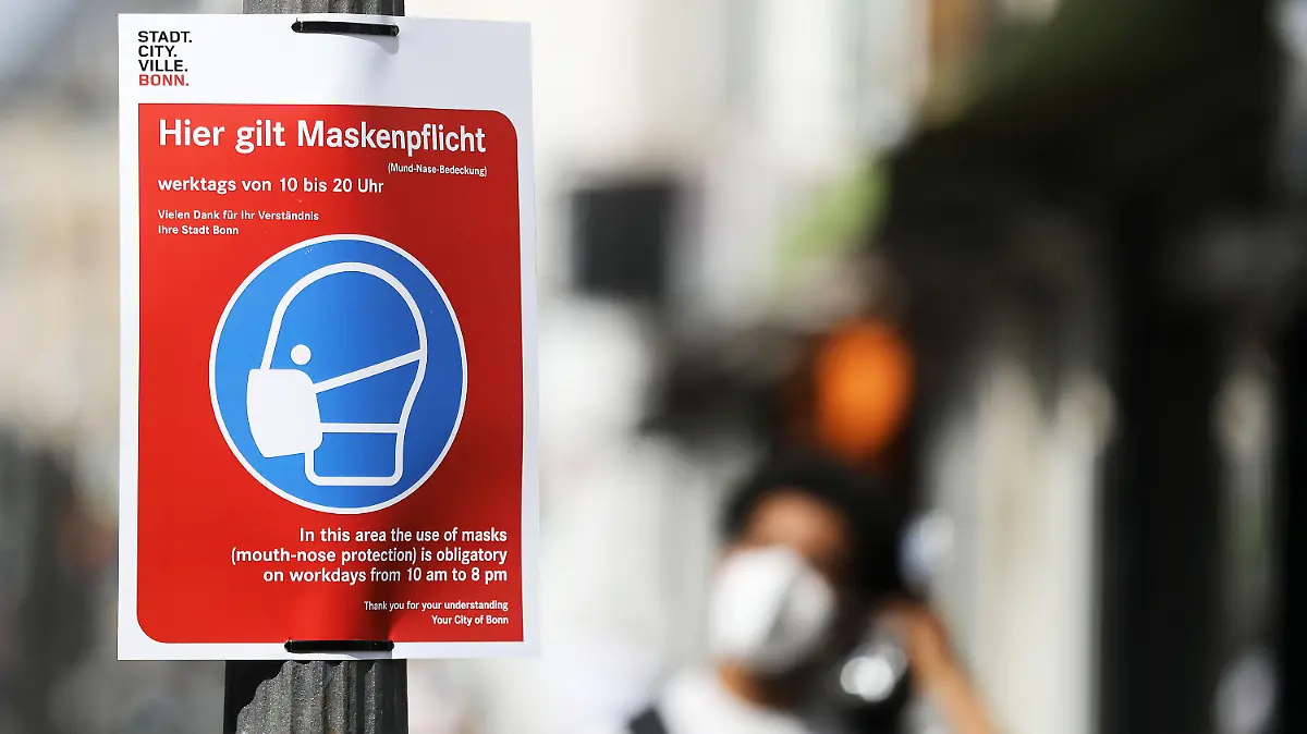 ARCHIV - 01.04.2021, Nordrhein-Westfalen, Bonn: Ein Schild mit der Aufschrift «Hier gilt Maskenpflicht» hängt in der Fußgängerzone in Bonn. Seit gut einem Jahr tragen Menschen in Deutschland in vielen Alltagssituationen Mundschutz. Niedersachsen war einer Lockerung der Maskenpflicht kürzlich nicht abgeneigt - zog den Plan aber letztlich wieder zurück. Wann heißt es endlich: Maske runter? (zu dpa «Wann fällt die Maskenpflicht?») Foto: Oliver Berg/dpa +++ dpa-Bildfunk +++