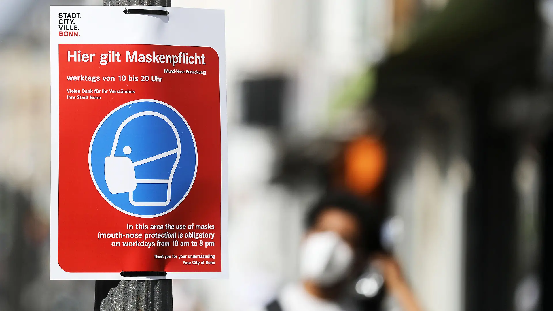 ARCHIV - 01.04.2021, Nordrhein-Westfalen, Bonn: Ein Schild mit der Aufschrift «Hier gilt Maskenpflicht» hängt in der Fußgängerzone in Bonn. Seit gut einem Jahr tragen Menschen in Deutschland in vielen Alltagssituationen Mundschutz. Niedersachsen war einer Lockerung der Maskenpflicht kürzlich nicht abgeneigt - zog den Plan aber letztlich wieder zurück. Wann heißt es endlich: Maske runter? (zu dpa «Wann fällt die Maskenpflicht?») Foto: Oliver Berg/dpa +++ dpa-Bildfunk +++