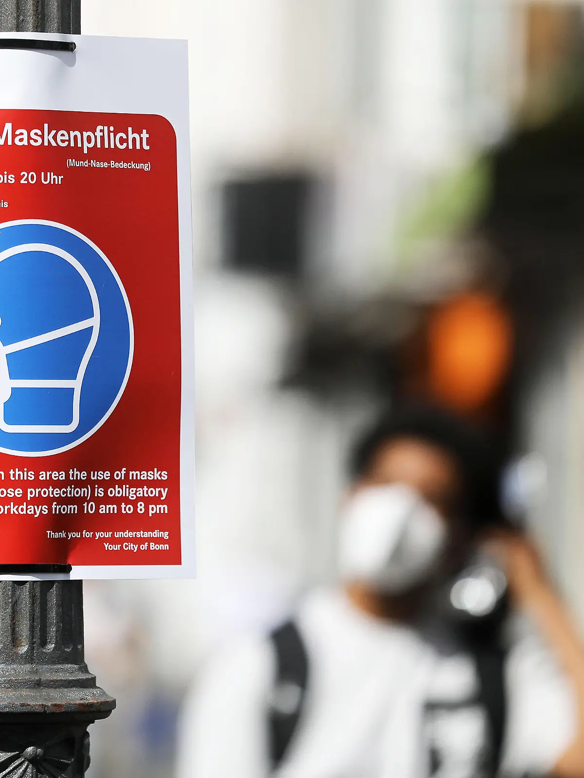 ARCHIV - 01.04.2021, Nordrhein-Westfalen, Bonn: Ein Schild mit der Aufschrift «Hier gilt Maskenpflicht» hängt in der Fußgängerzone in Bonn. Seit gut einem Jahr tragen Menschen in Deutschland in vielen Alltagssituationen Mundschutz. Niedersachsen war einer Lockerung der Maskenpflicht kürzlich nicht abgeneigt - zog den Plan aber letztlich wieder zurück. Wann heißt es endlich: Maske runter? (zu dpa «Wann fällt die Maskenpflicht?») Foto: Oliver Berg/dpa +++ dpa-Bildfunk +++