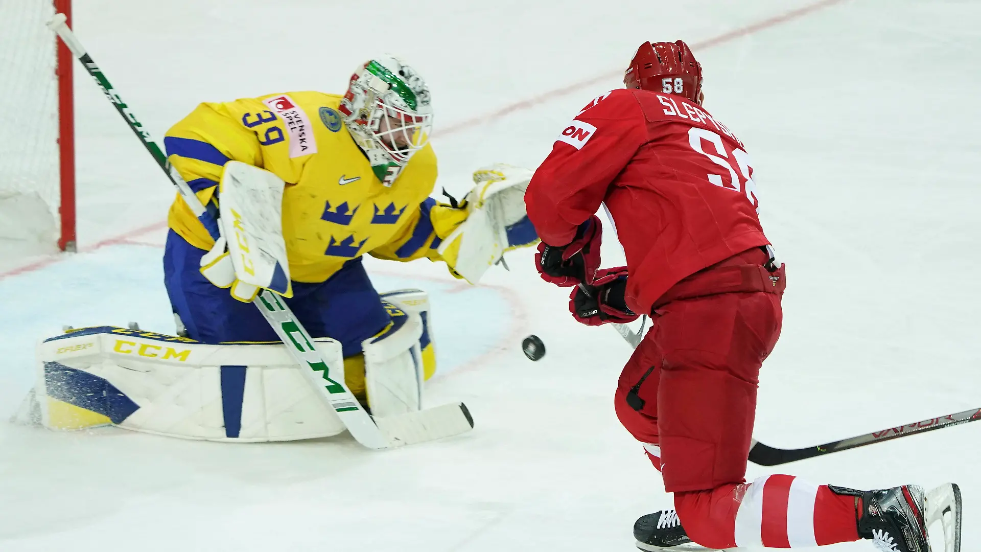 31.05.2021, Lettland, Riga: Eishockey: WM, Russland - Schweden, Vorrunde, Gruppe A, Gruppenspielrunde, Olympic Sports Centre: Anton Slepyschew (r) aus Russland und Torhüter Adam Reideborn aus Schweden in Aktion. Foto: Roman Koksarov/AP/dpa +++ dpa-Bildfunk +++