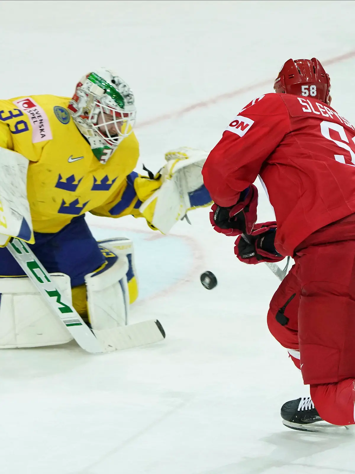 31.05.2021, Lettland, Riga: Eishockey: WM, Russland - Schweden, Vorrunde, Gruppe A, Gruppenspielrunde, Olympic Sports Centre: Anton Slepyschew (r) aus Russland und Torhüter Adam Reideborn aus Schweden in Aktion. Foto: Roman Koksarov/AP/dpa +++ dpa-Bildfunk +++
