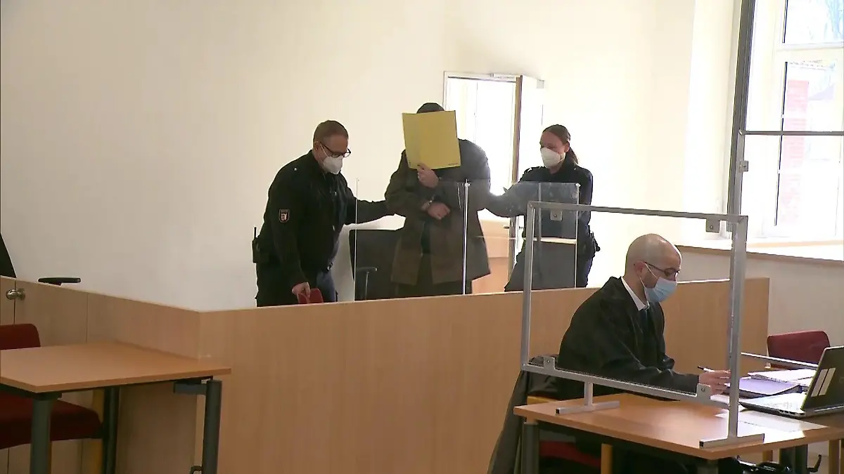 Der mutmaßliche Mörder zeigt keinerlei Emotion.