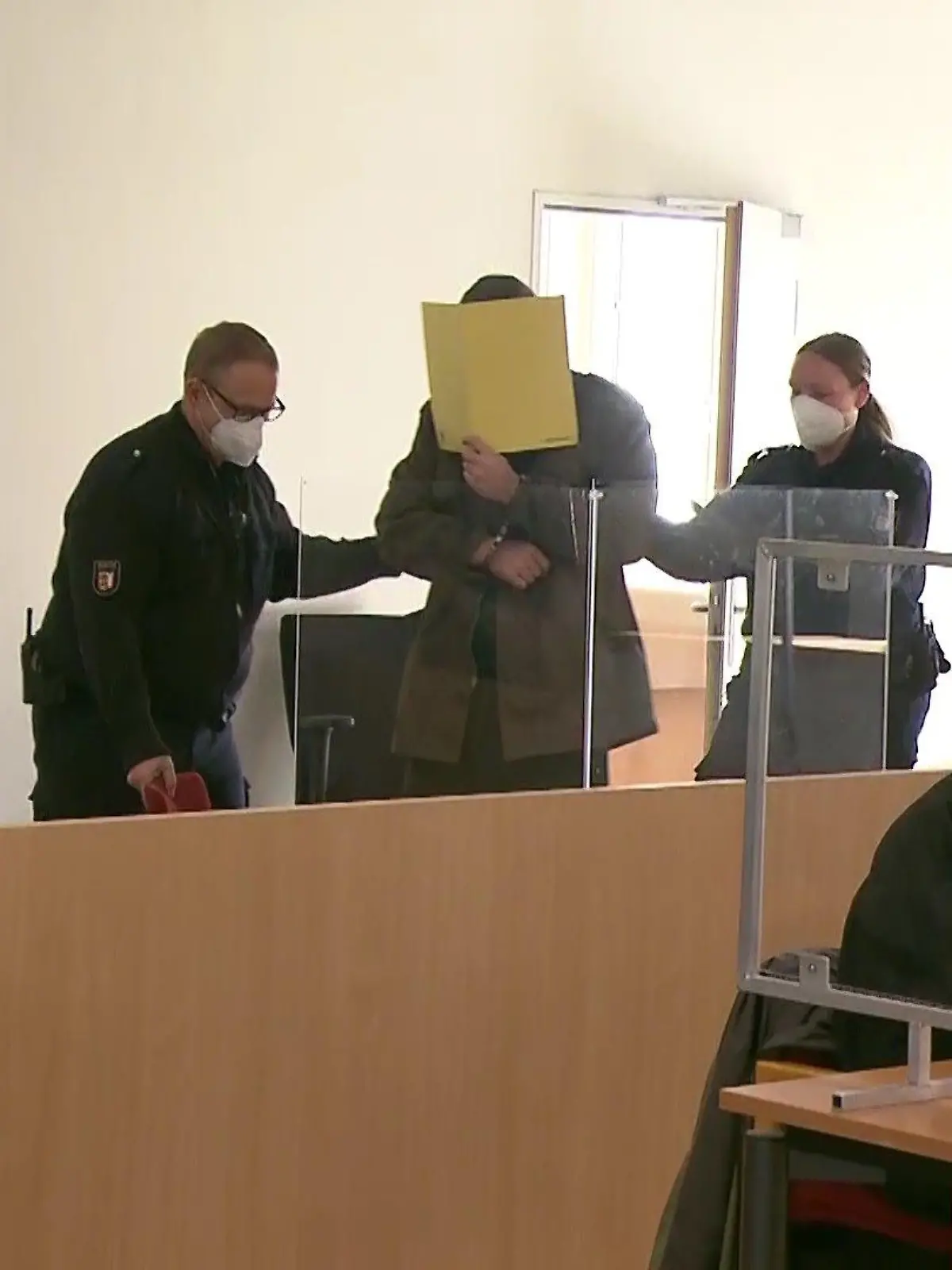 Der mutmaßliche Mörder zeigt keinerlei Emotion.